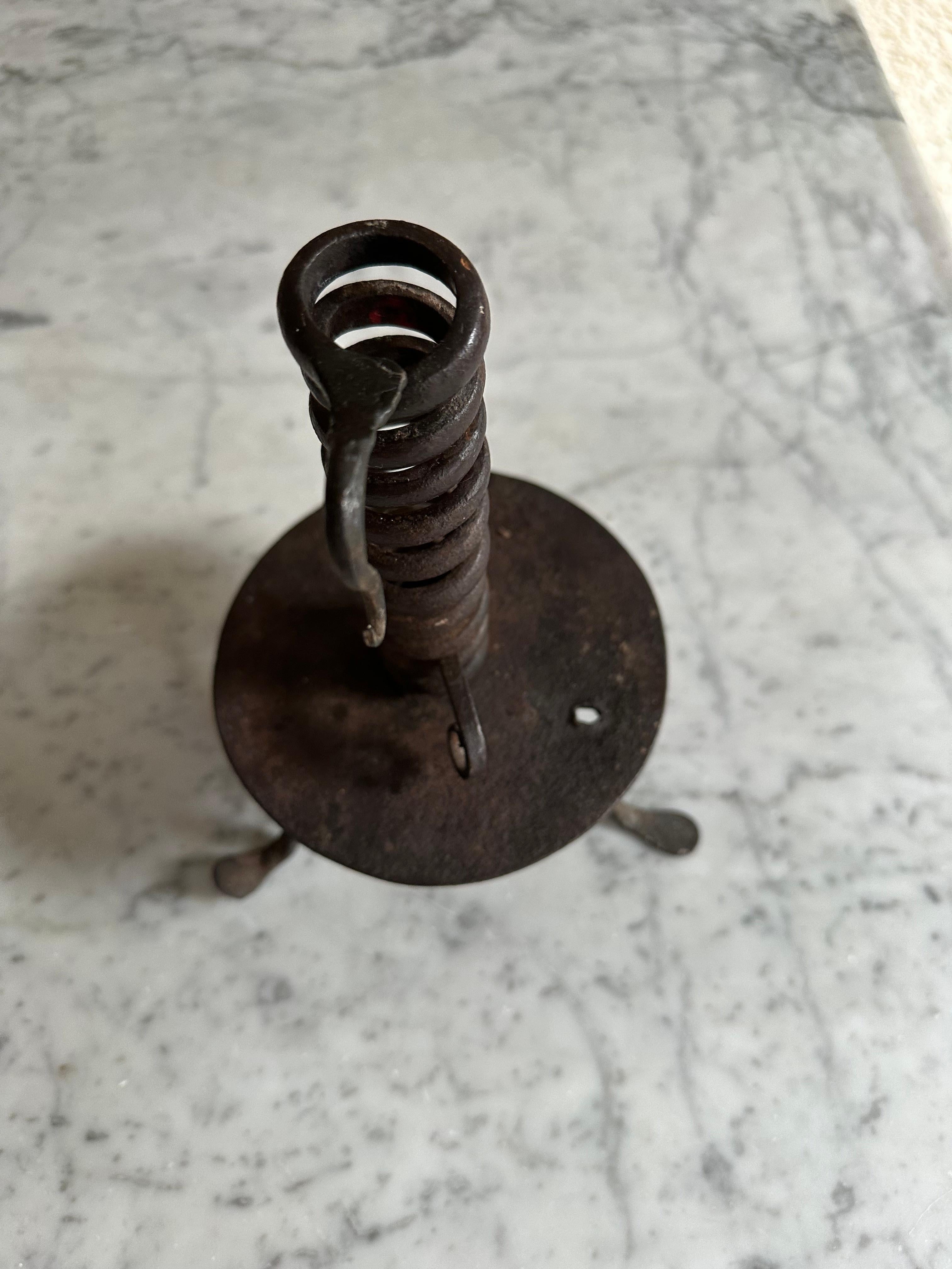 XVIIIe siècle Rare bougeoir alpin en fer en forme de spirale du 18ème siècle en vente