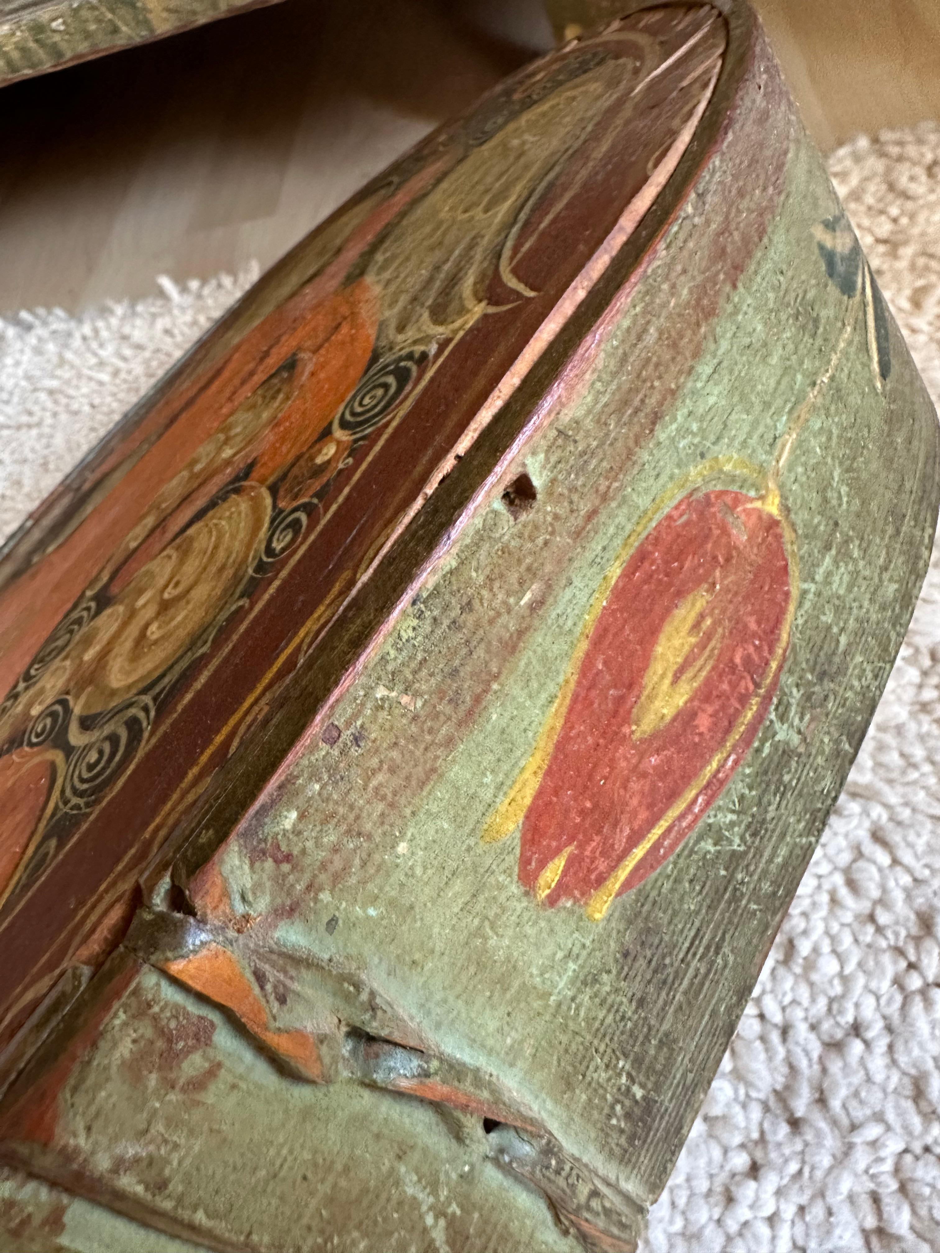 Raro coperchio di cappelliera barocco del XVIII secolo: Decoro autentico con charme angelico in vendita 3