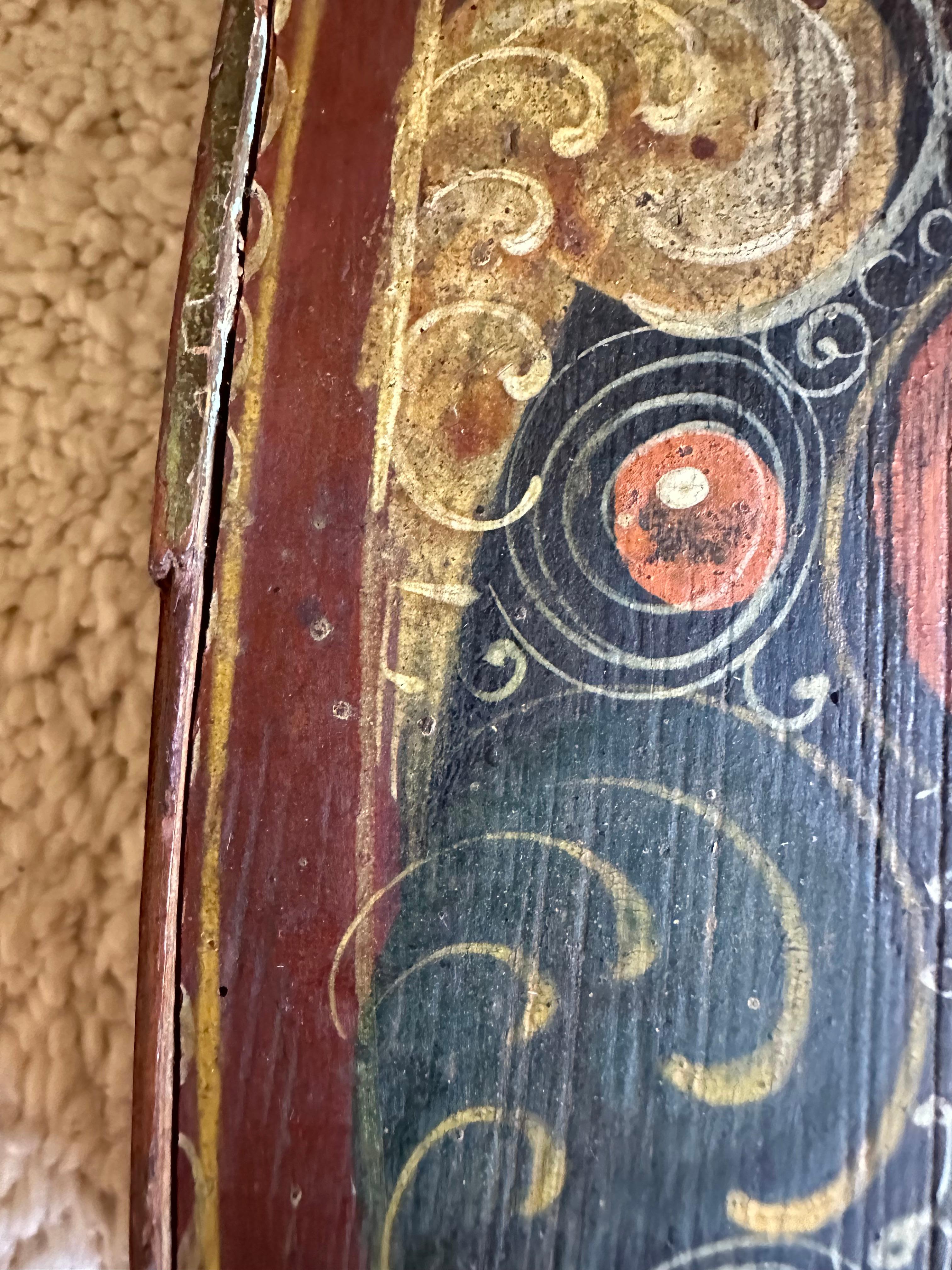 Raro coperchio di cappelliera barocco del XVIII secolo: Decoro autentico con charme angelico in vendita 10