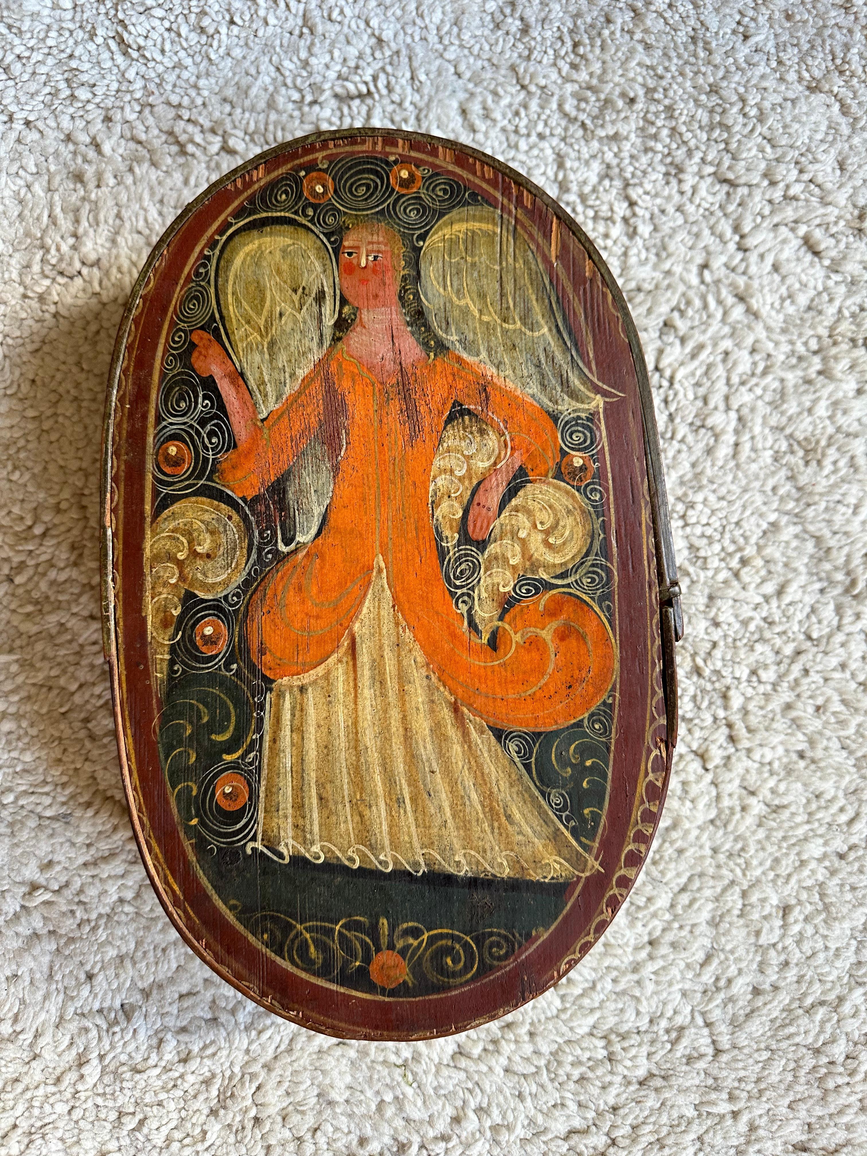 Trasportati nell'opulento splendore del XVIII secolo con questo squisito reperto: il coperchio di una rara cappelliera barocca risalente al 1740 circa. Realizzato in robusto legno, questo coperchio presenta un dipinto originale e intatto che cattura