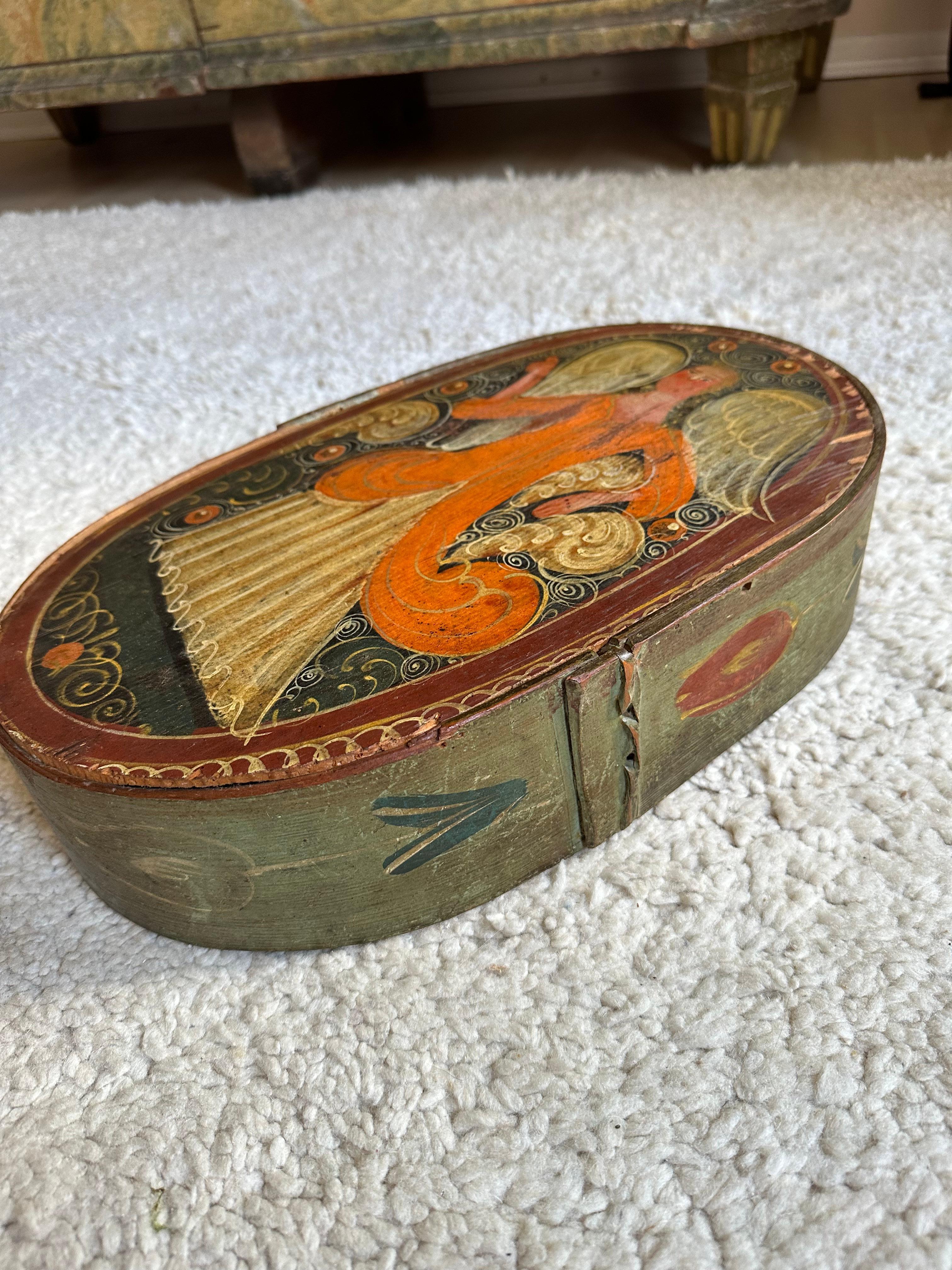 Barocco Raro coperchio di cappelliera barocco del XVIII secolo: Decoro autentico con charme angelico in vendita