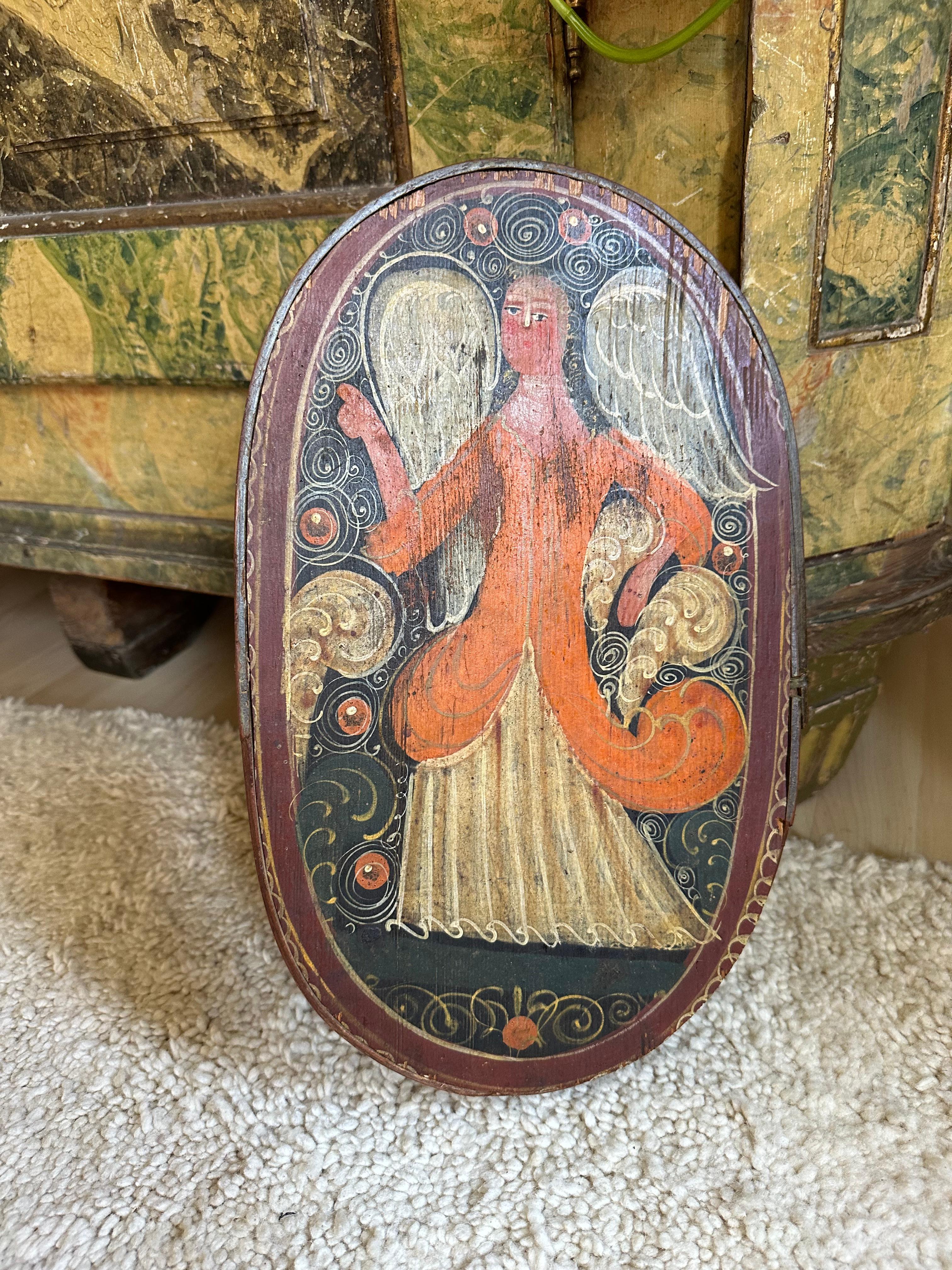 Dipinto a mano Raro coperchio di cappelliera barocco del XVIII secolo: Decoro autentico con charme angelico in vendita