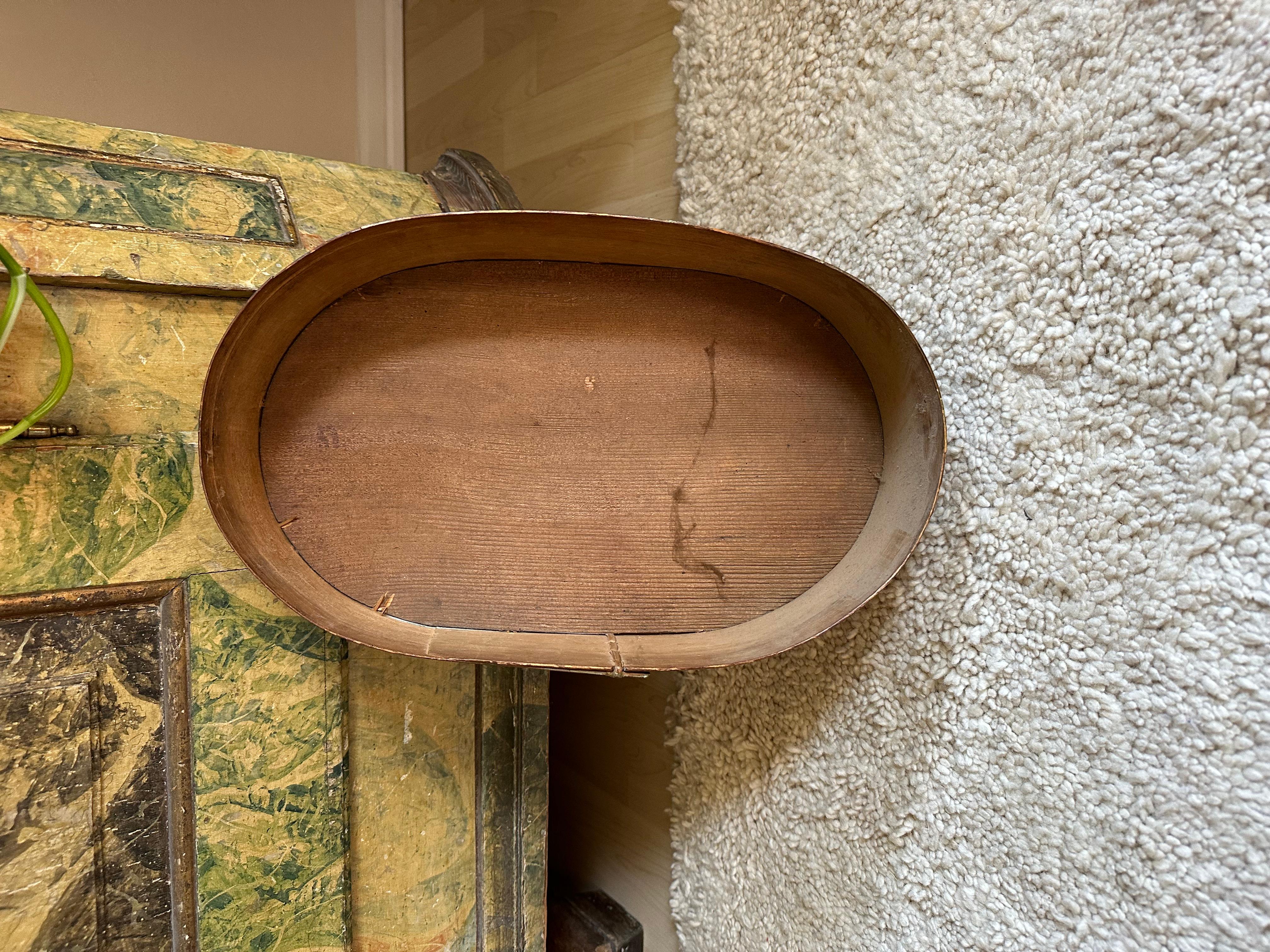 Legno Raro coperchio di cappelliera barocco del XVIII secolo: Decoro autentico con charme angelico in vendita