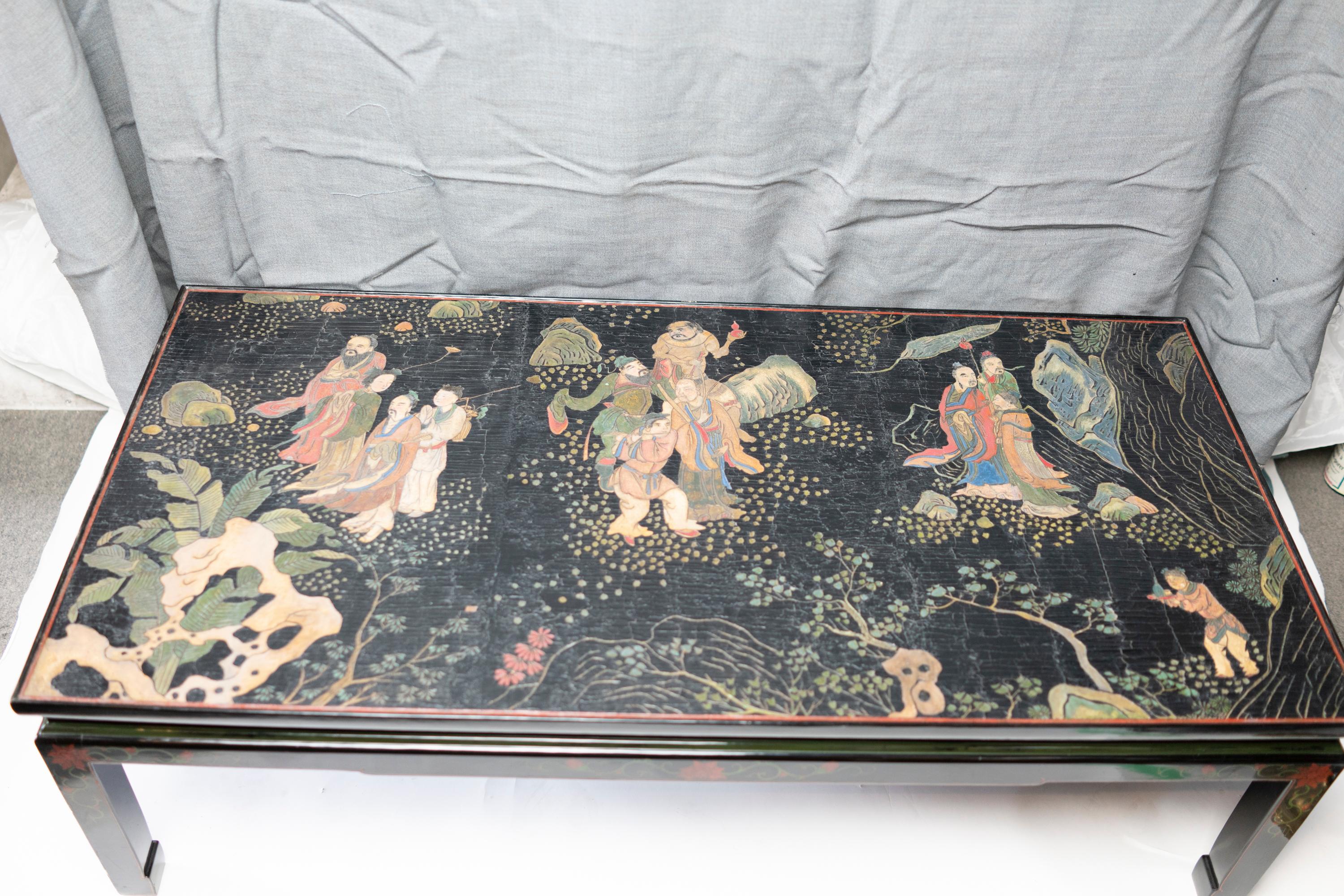 Rare panneau chinois en coromandel du milieu du XVIIIe siècle présentant de nombreux immortels et figures du folklore taoïste,
la base de la table est plus récente.

  