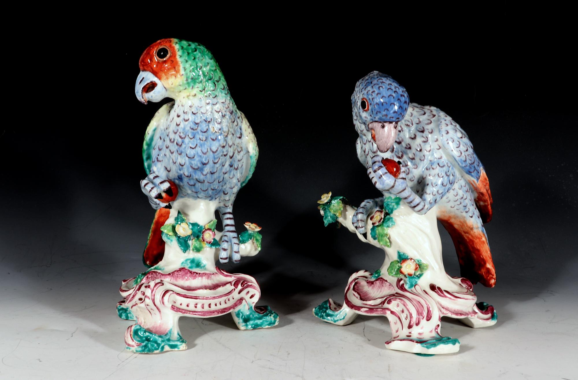Milieu du XVIIIe siècle Rares figurines de perroquets d'Amérique du Sud en porcelaine Bow Porcelain du XVIIIe siècle en vente