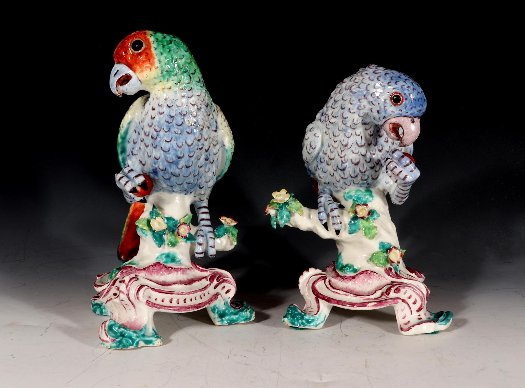 Porcelaine Rares figurines de perroquets d'Amérique du Sud en porcelaine Bow Porcelain du XVIIIe siècle en vente