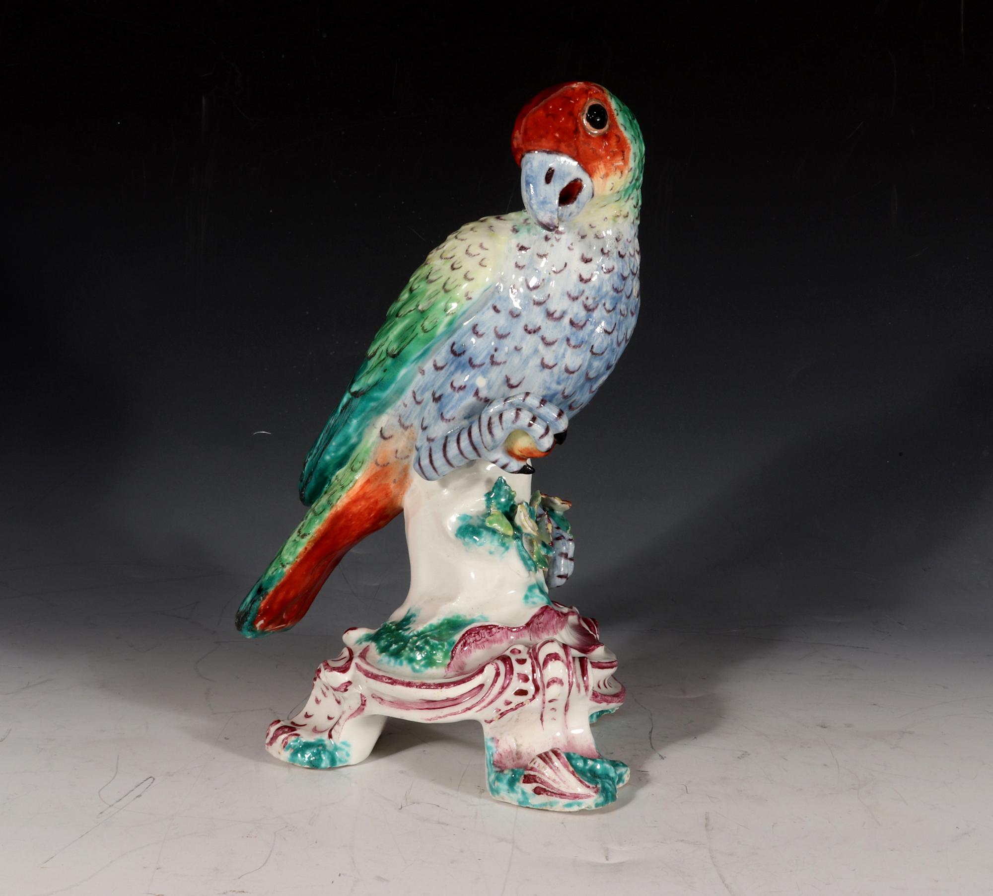 Rares figurines de perroquets d'Amérique du Sud en porcelaine Bow Porcelain du XVIIIe siècle en vente 2