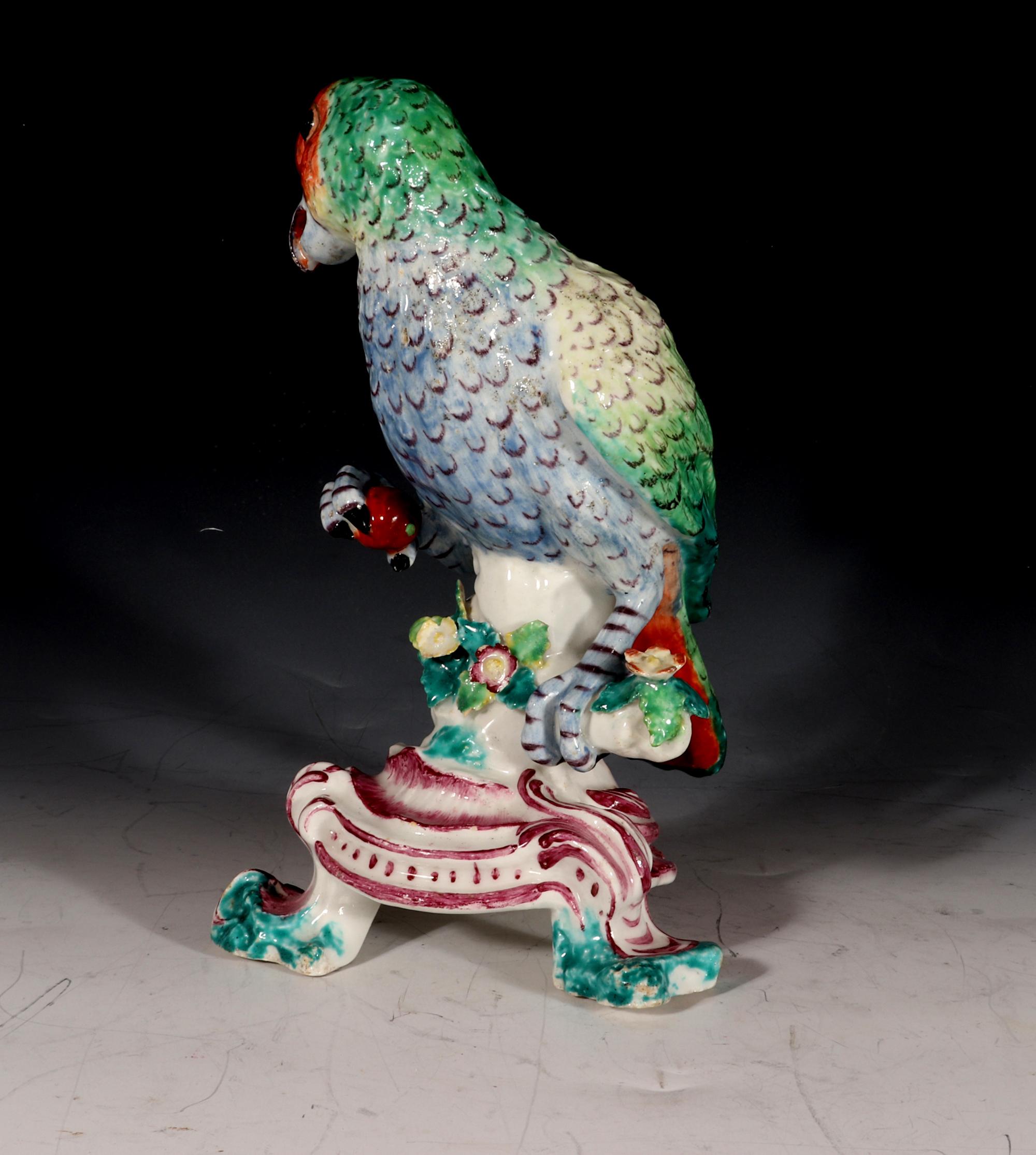 Rares figurines de perroquets d'Amérique du Sud en porcelaine Bow Porcelain du XVIIIe siècle en vente 3