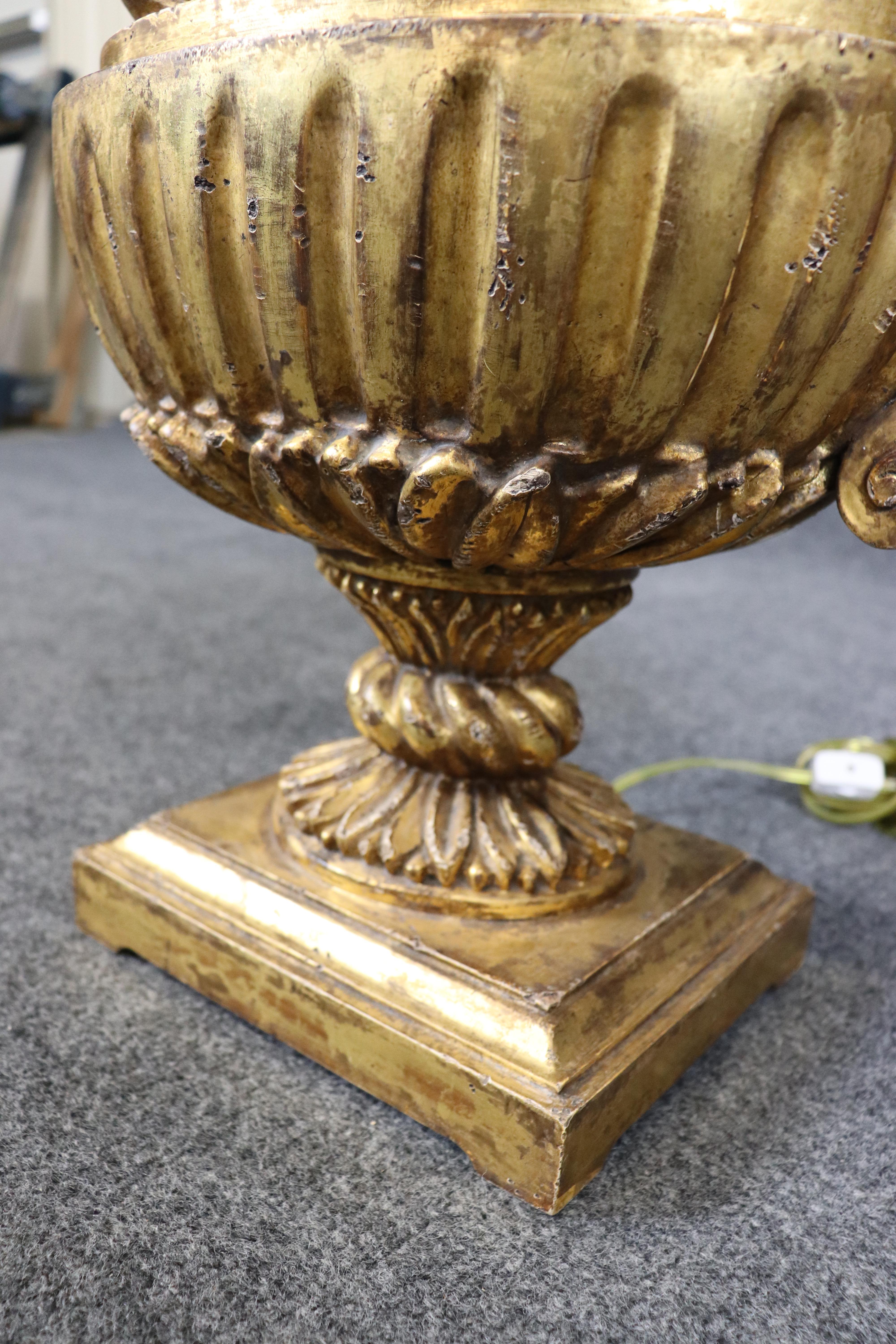 Rare lampe de table italienne en forme d'urne, sculptée et dorée à l'eau, du XVIIIe siècle en vente 4
