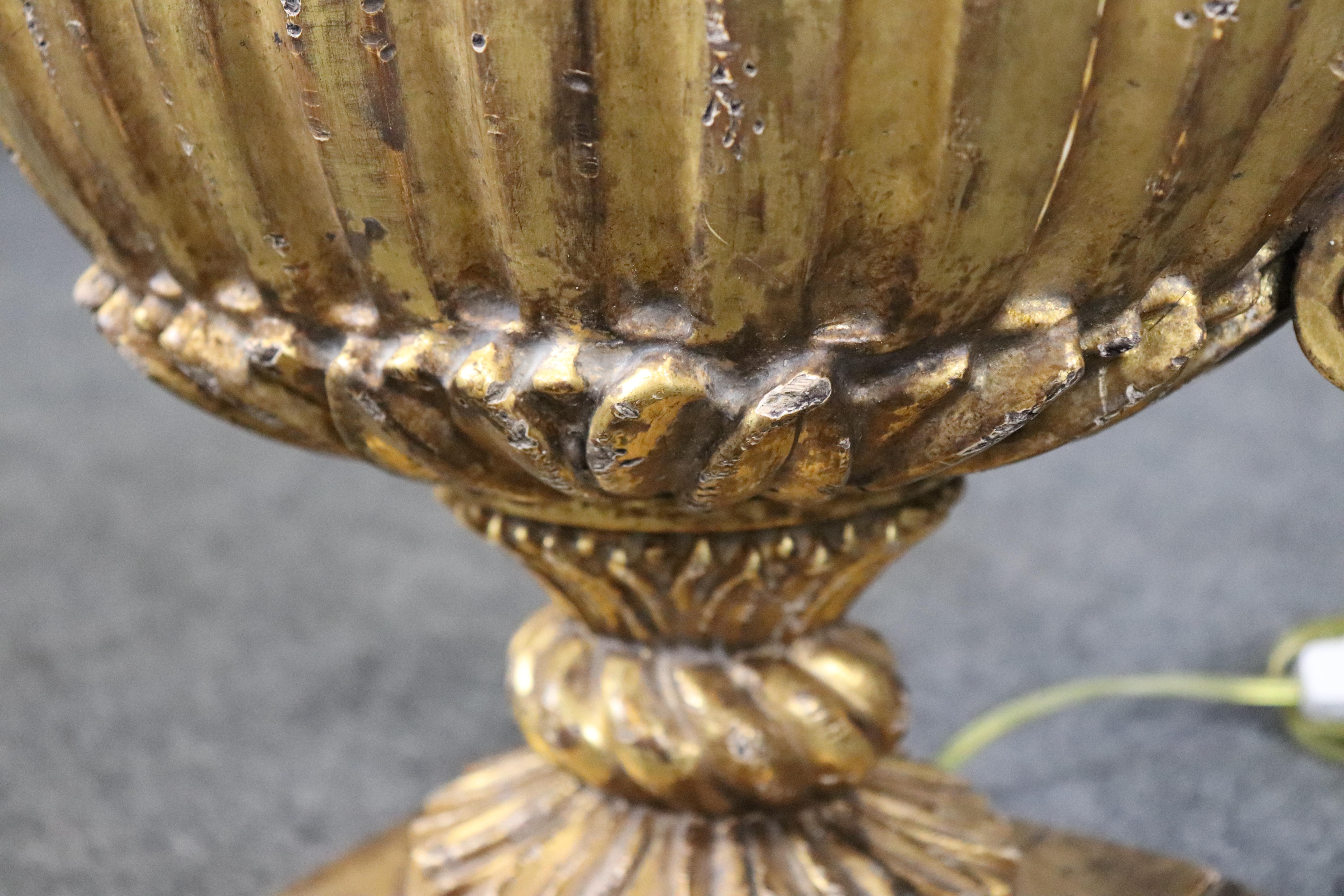 Rare lampe de table italienne en forme d'urne, sculptée et dorée à l'eau, du XVIIIe siècle en vente 5