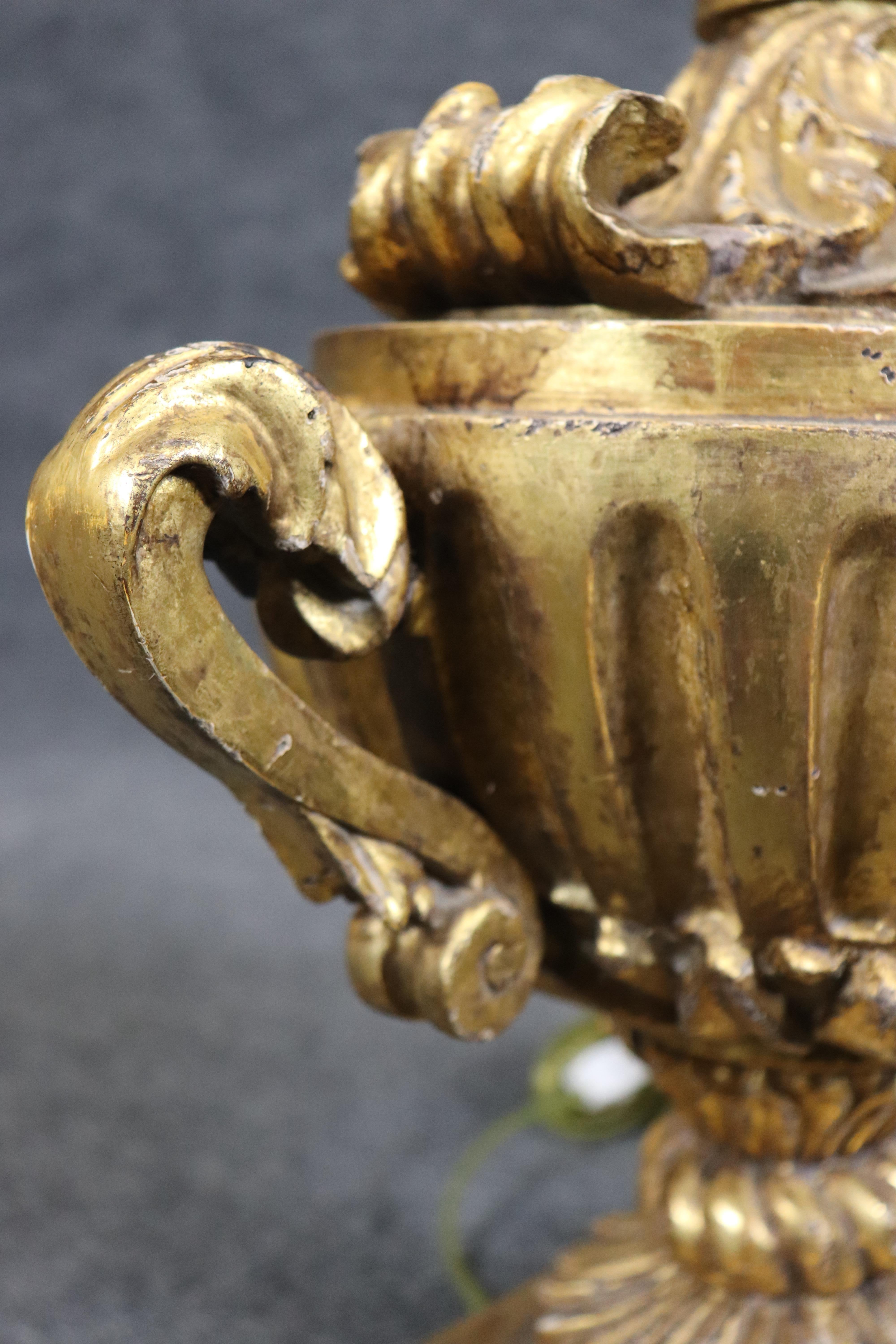 Rare lampe de table italienne en forme d'urne, sculptée et dorée à l'eau, du XVIIIe siècle en vente 6