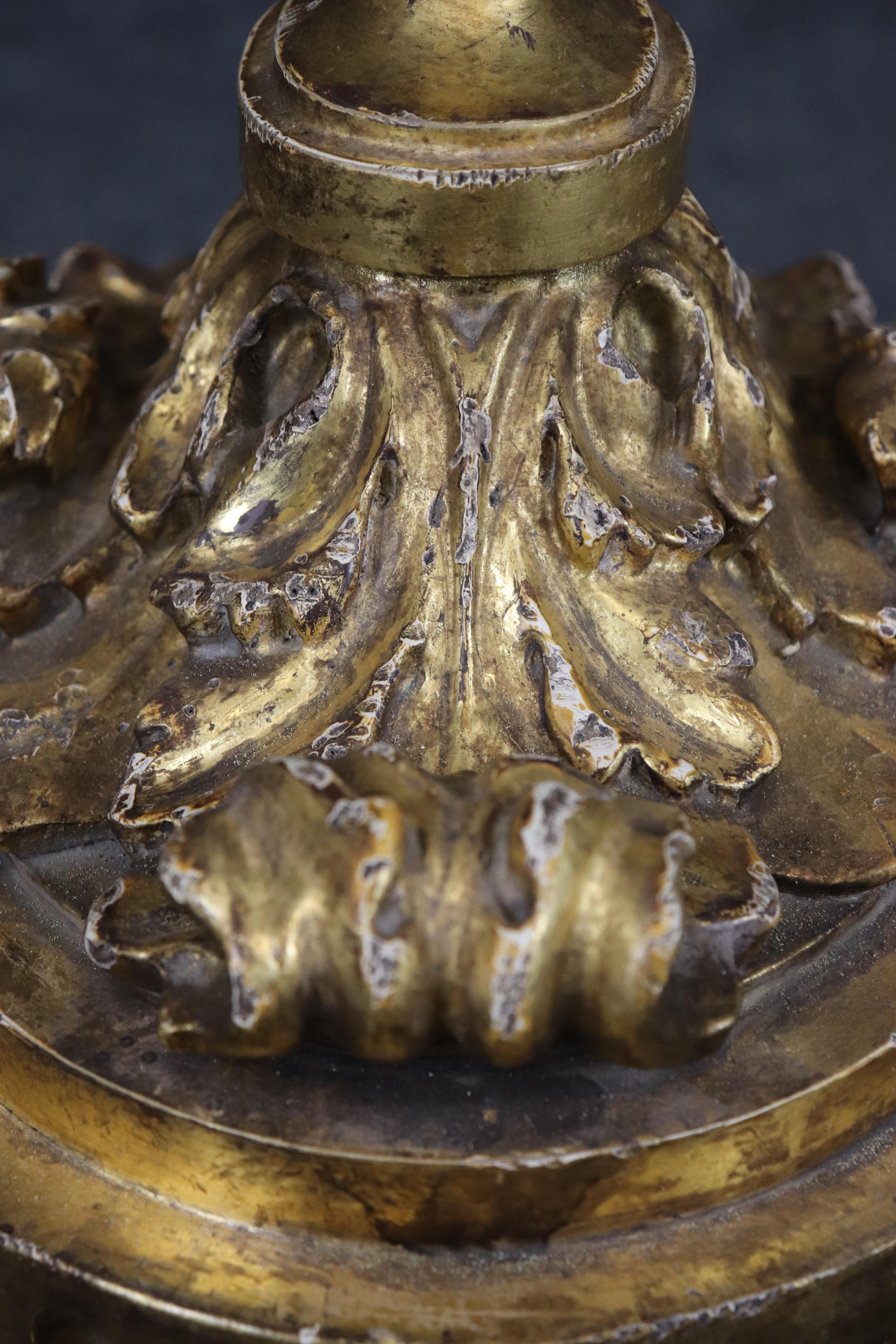 Rare lampe de table italienne en forme d'urne, sculptée et dorée à l'eau, du XVIIIe siècle en vente 7