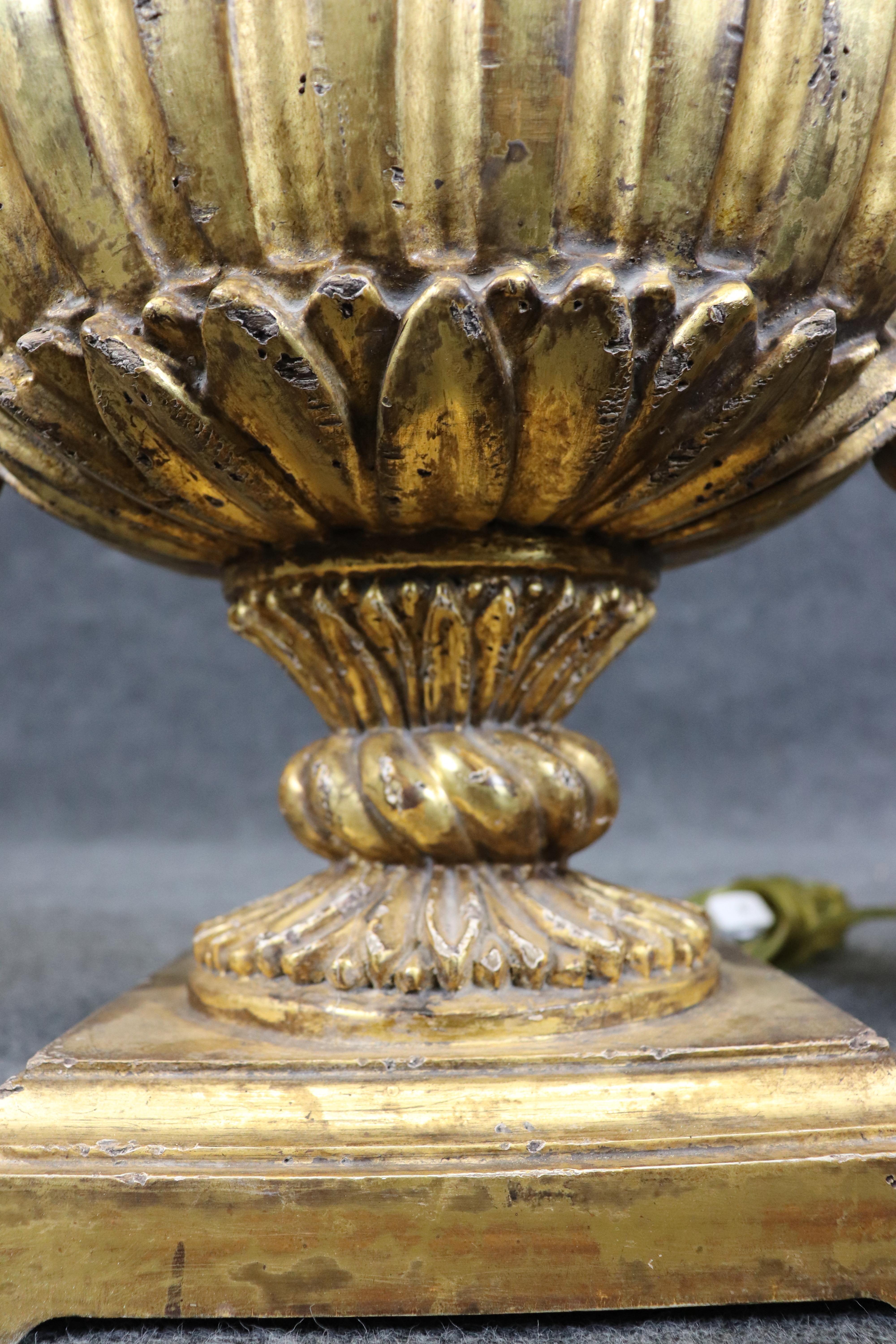 Rare lampe de table italienne en forme d'urne, sculptée et dorée à l'eau, du XVIIIe siècle en vente 9