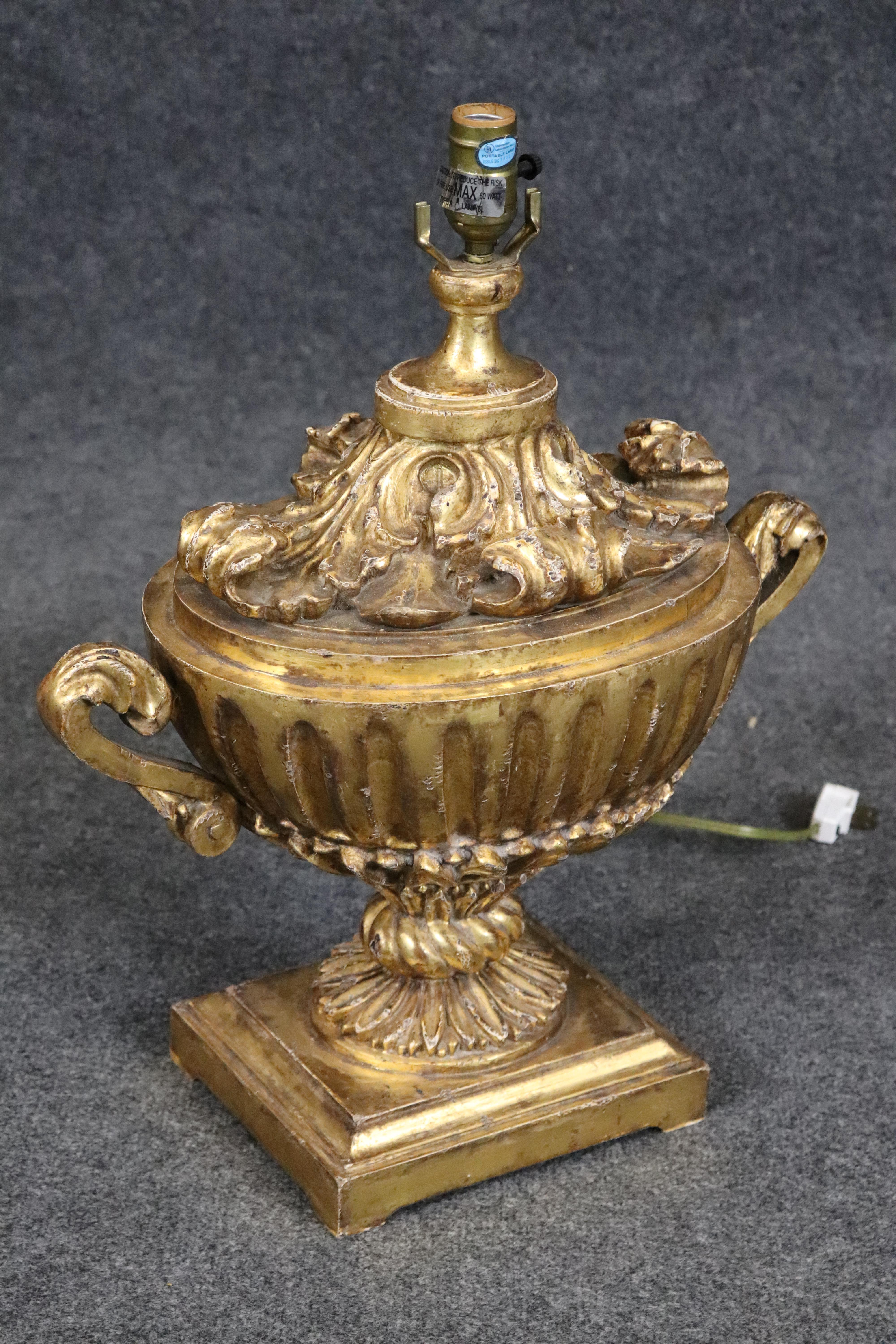 Il s'agit d'une magnifique urne italienne datant des années 1780 qui a été transformée en une fantastique lampe de table. La finition et la patine de la fantastique surface dorée à l'eau sont lumineuses et extrêmement bien réalisées. La sculpture