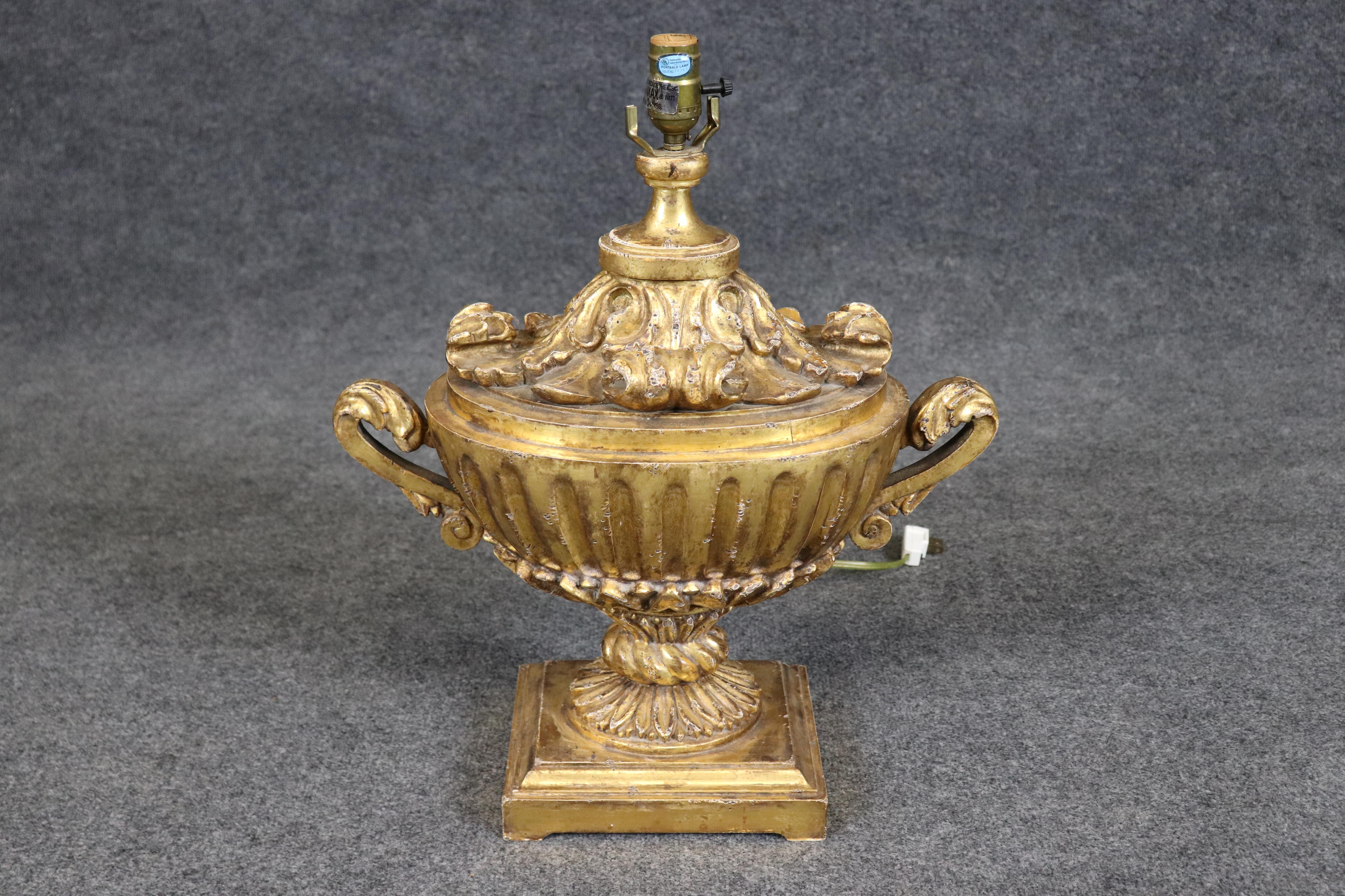 Néoclassique Rare lampe de table italienne en forme d'urne, sculptée et dorée à l'eau, du XVIIIe siècle en vente