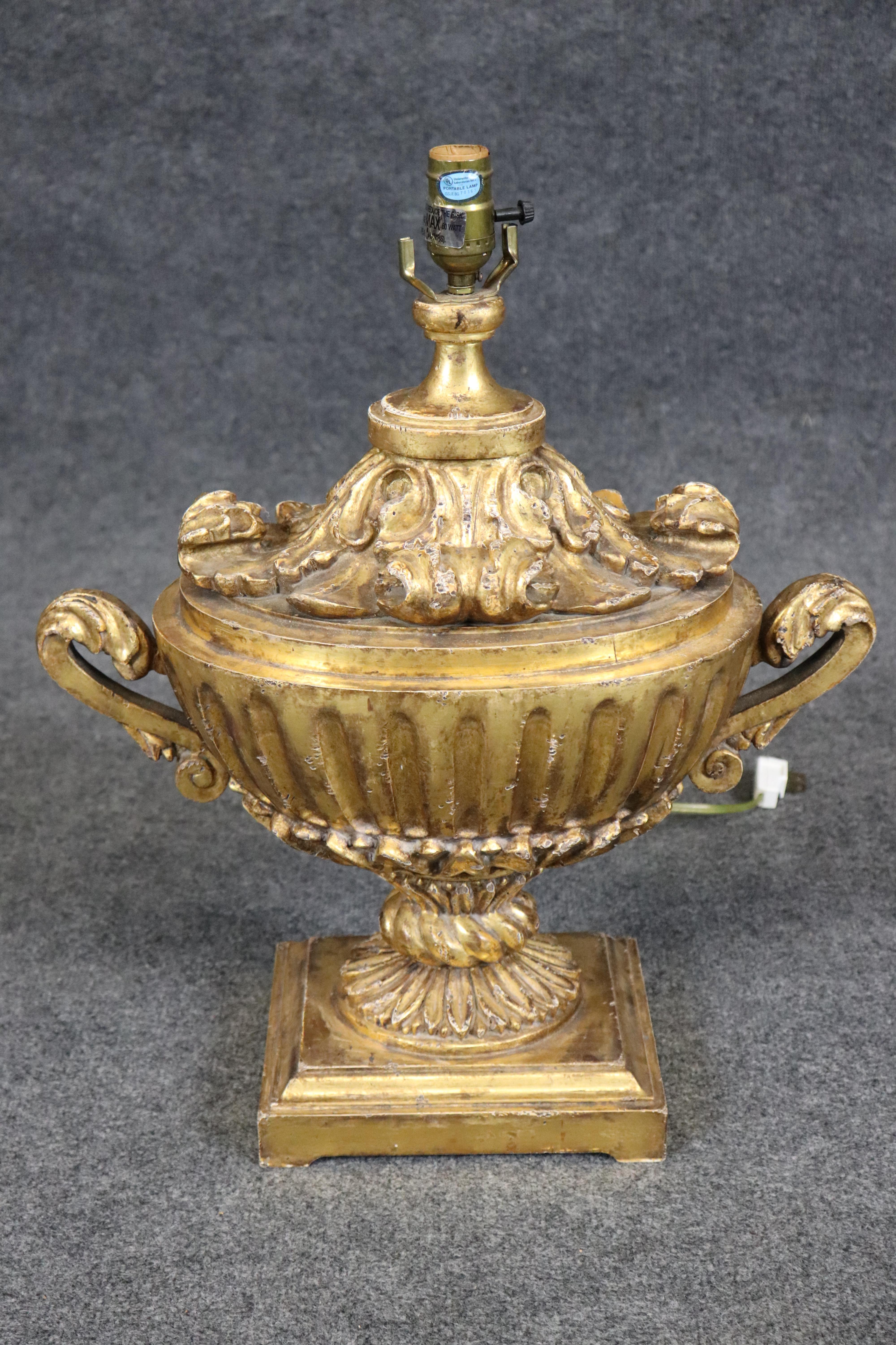 Rare lampe de table italienne en forme d'urne, sculptée et dorée à l'eau, du XVIIIe siècle Bon état - En vente à Swedesboro, NJ