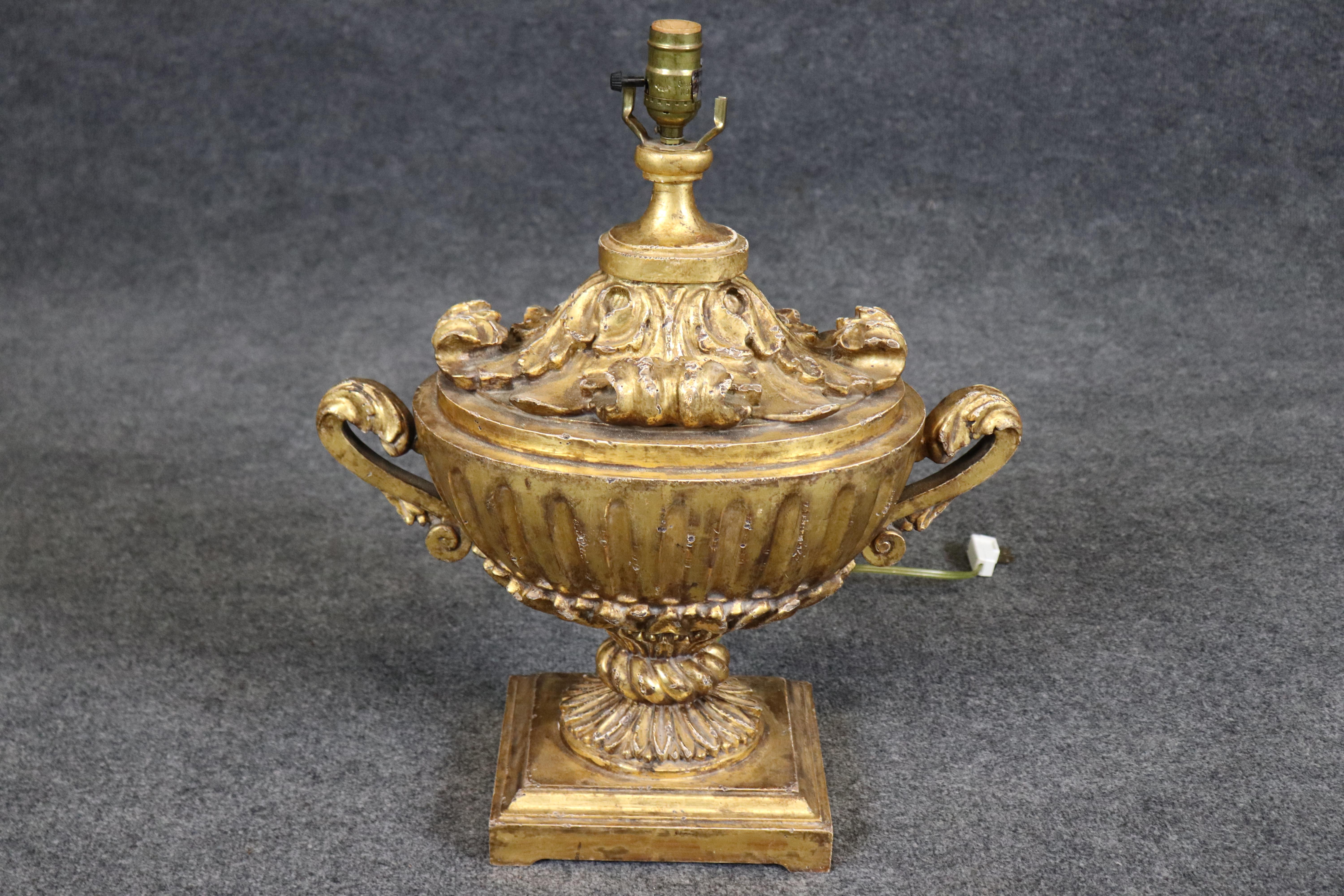 Rare lampe de table italienne en forme d'urne, sculptée et dorée à l'eau, du XVIIIe siècle en vente 1