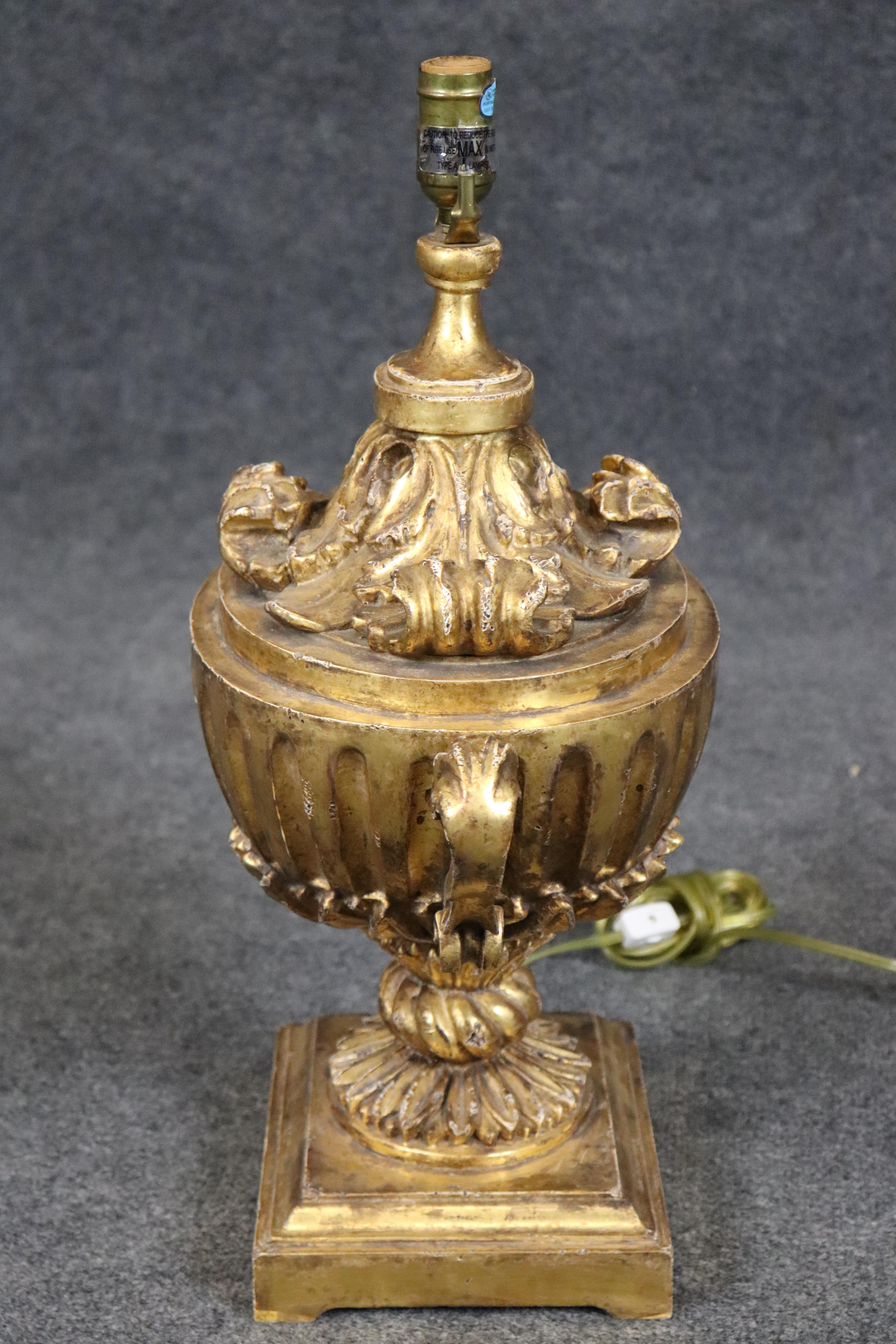Rare lampe de table italienne en forme d'urne, sculptée et dorée à l'eau, du XVIIIe siècle en vente 2