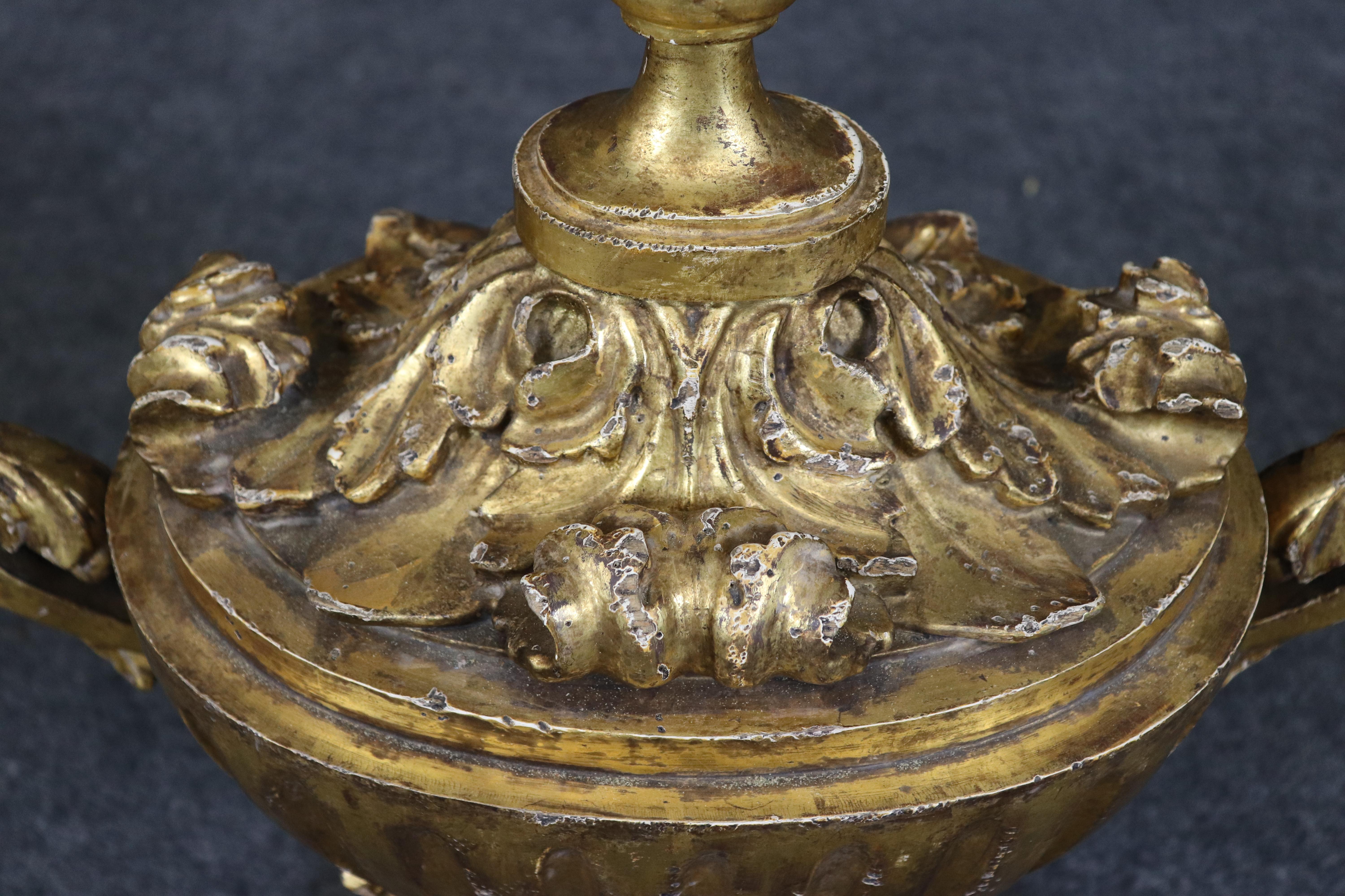 Rare lampe de table italienne en forme d'urne, sculptée et dorée à l'eau, du XVIIIe siècle en vente 3