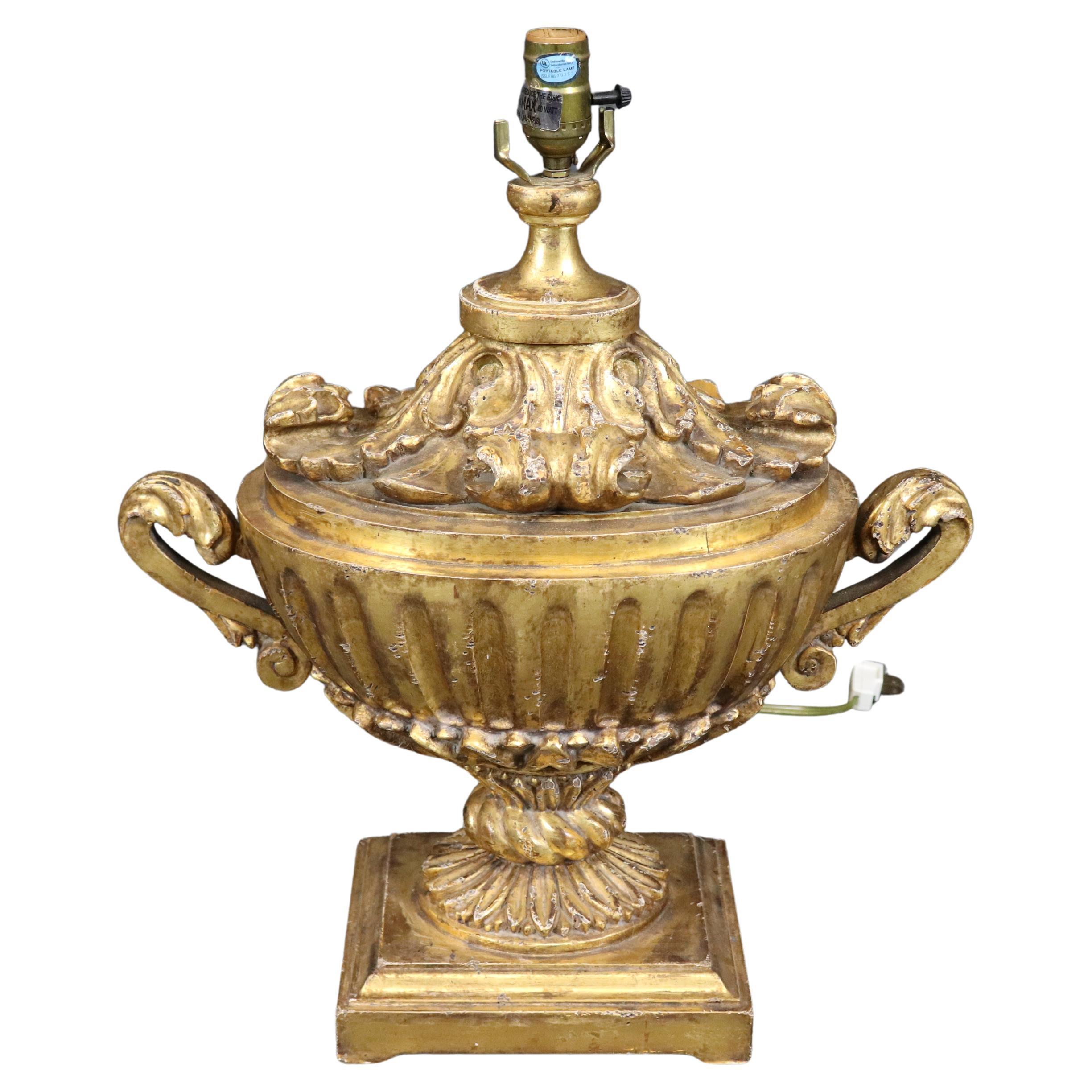 Rara lampada da tavolo italiana a urna intagliata e dorata ad acqua del XVIII secolo