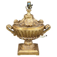 Rara lámpara de mesa italiana de urna tallada y dorada al agua del siglo XVIII