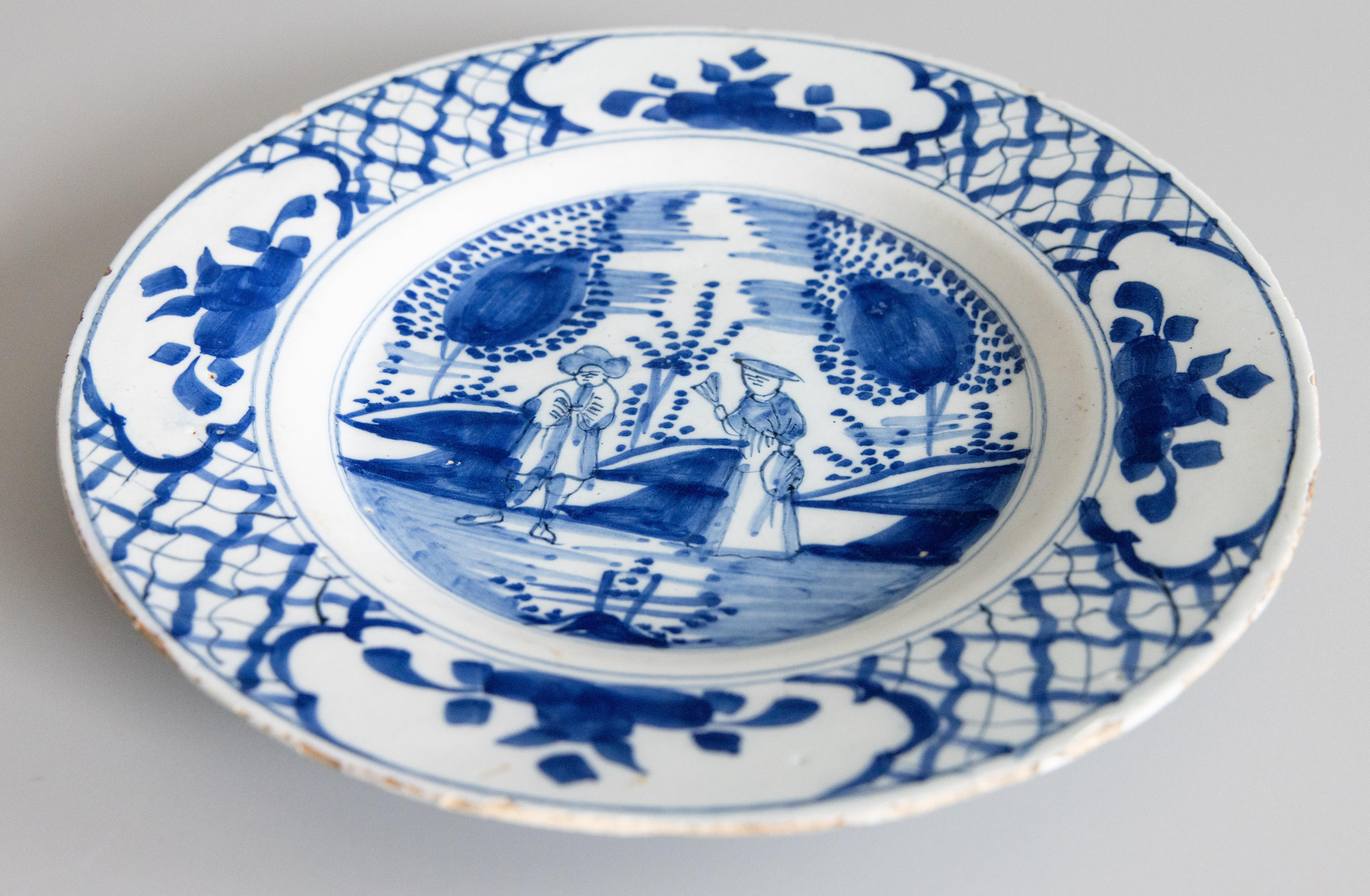 Rare paire d'assiettes de Delft à figures du XVIIIe siècle de style Chinoiserie en vente 2