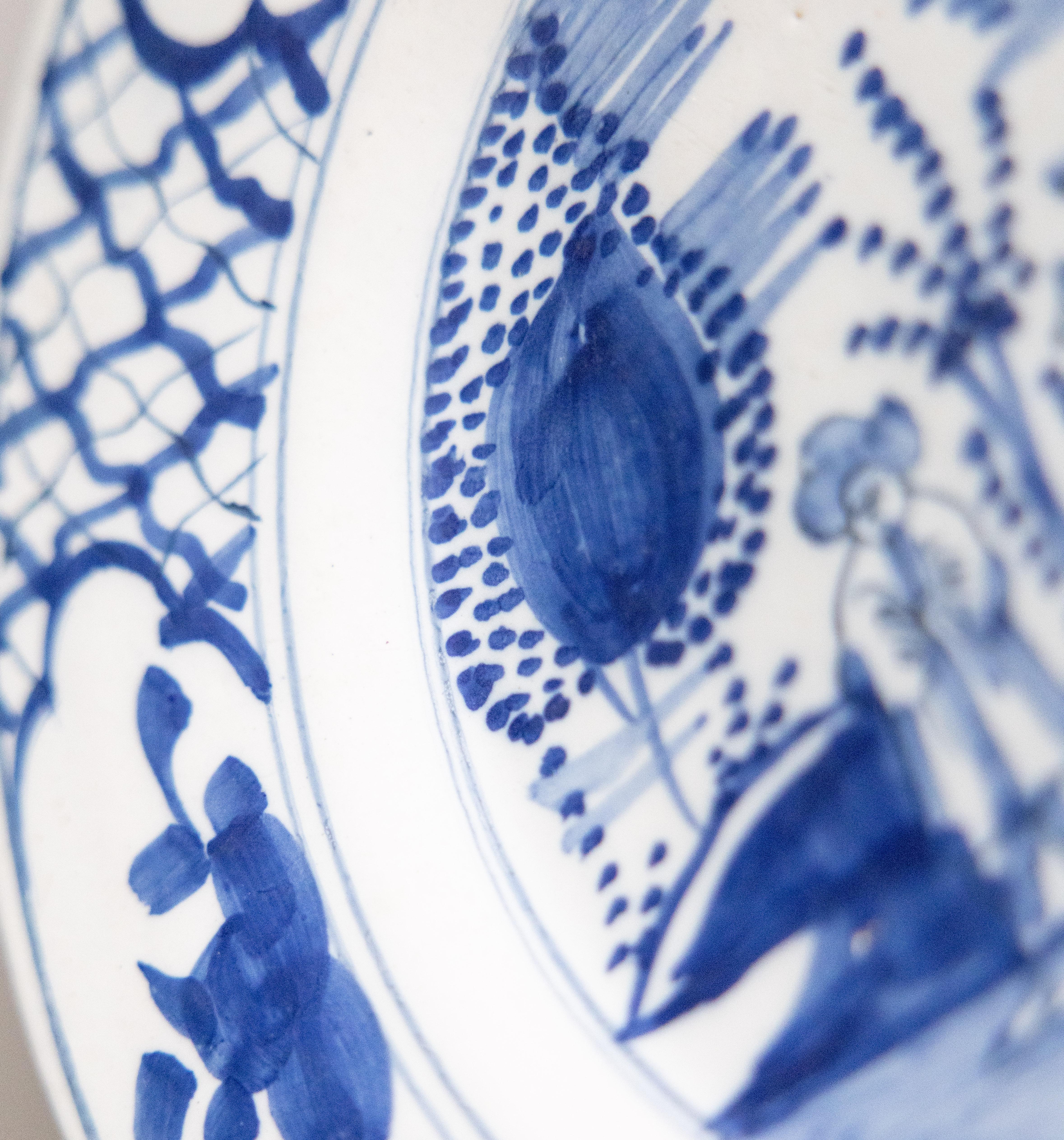 Rare paire d'assiettes de Delft à figures du XVIIIe siècle de style Chinoiserie en vente 3
