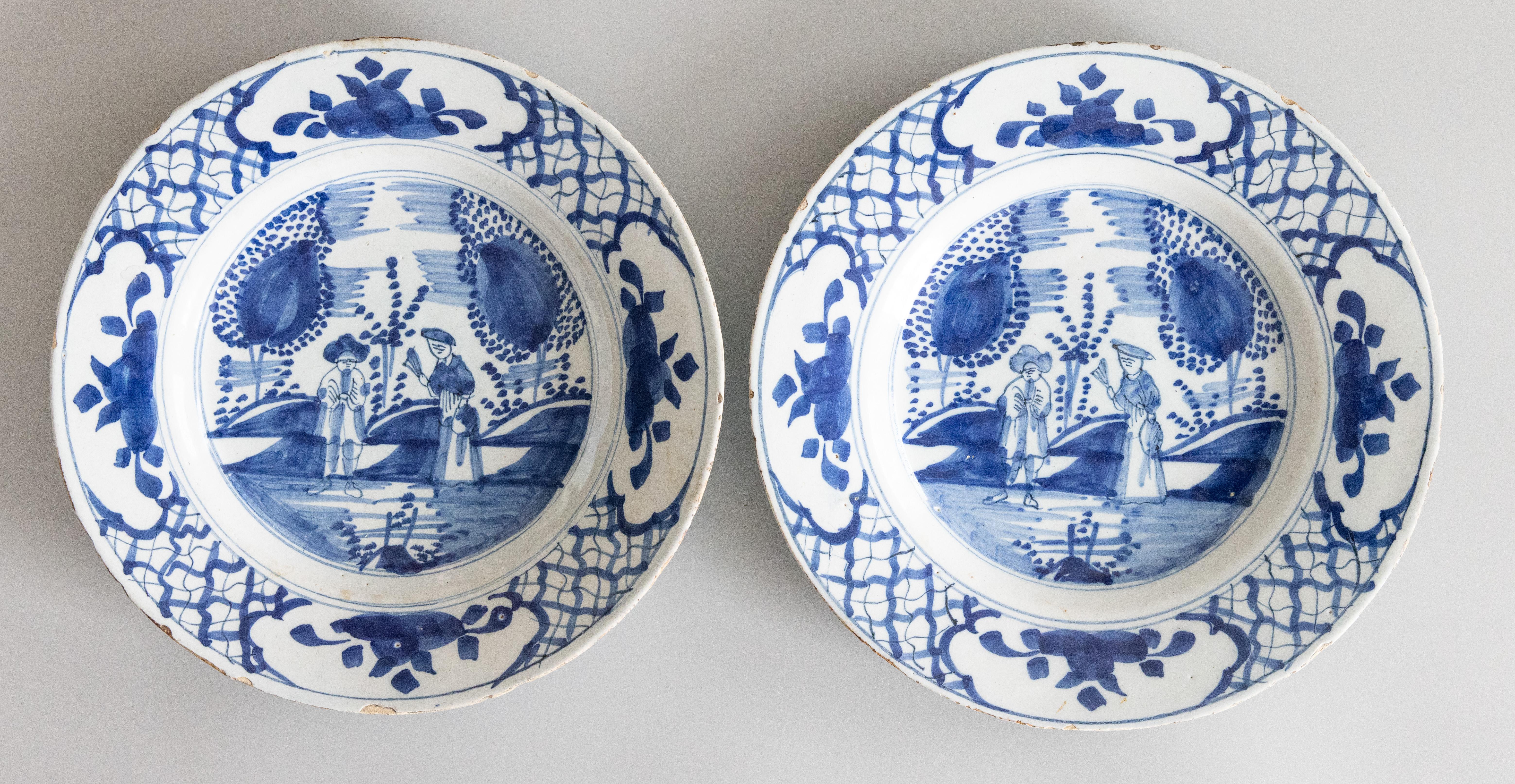 Rare paire d'assiettes de Delft à figures du XVIIIe siècle de style Chinoiserie en vente 5