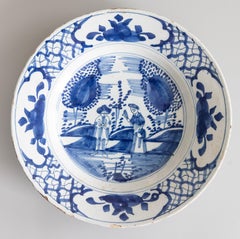Raros Platos de Delft Chinoiserie del siglo XVIII con Figuras, una Pareja