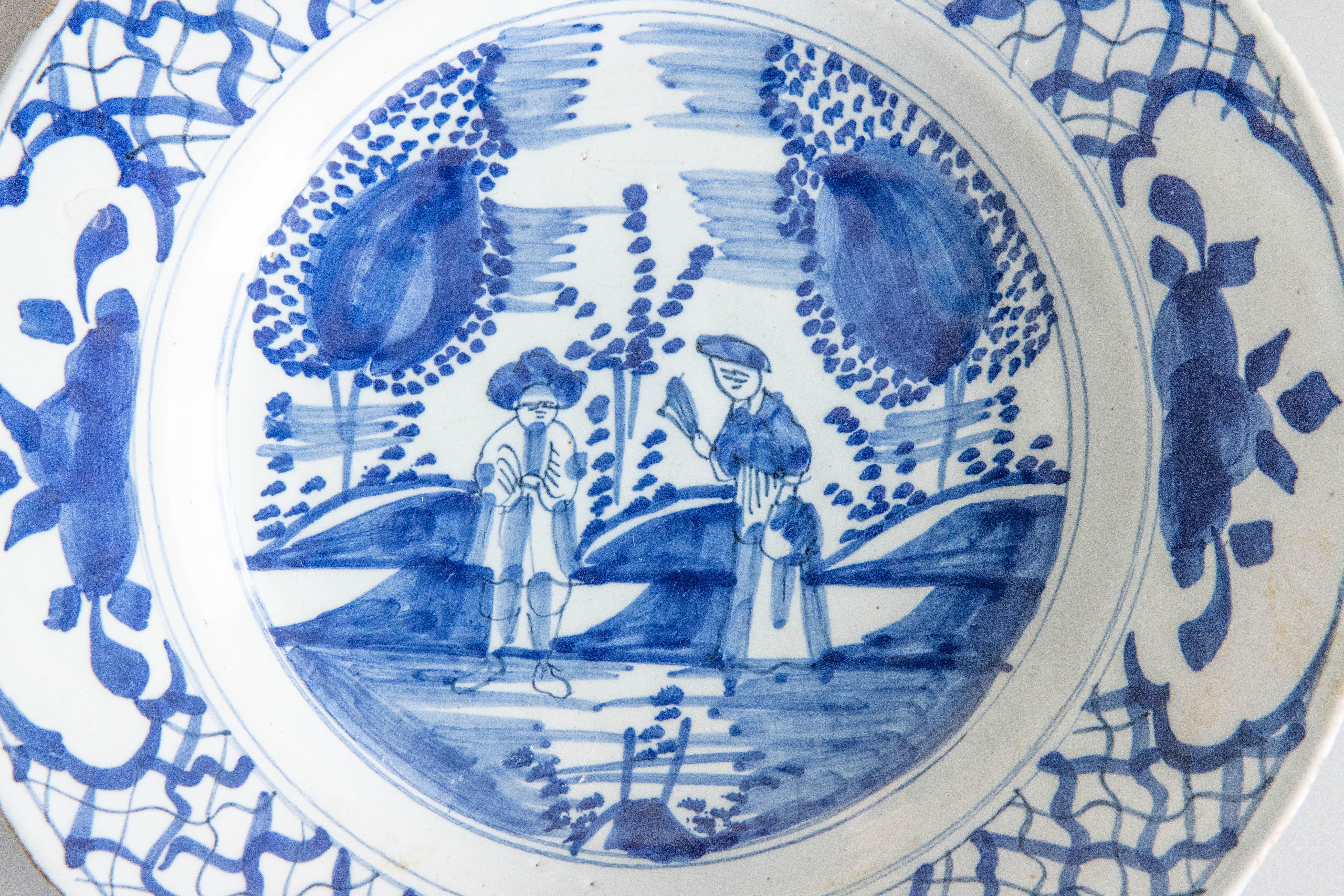 Colonial hollandais Rare paire d'assiettes de Delft à figures du XVIIIe siècle de style Chinoiserie en vente