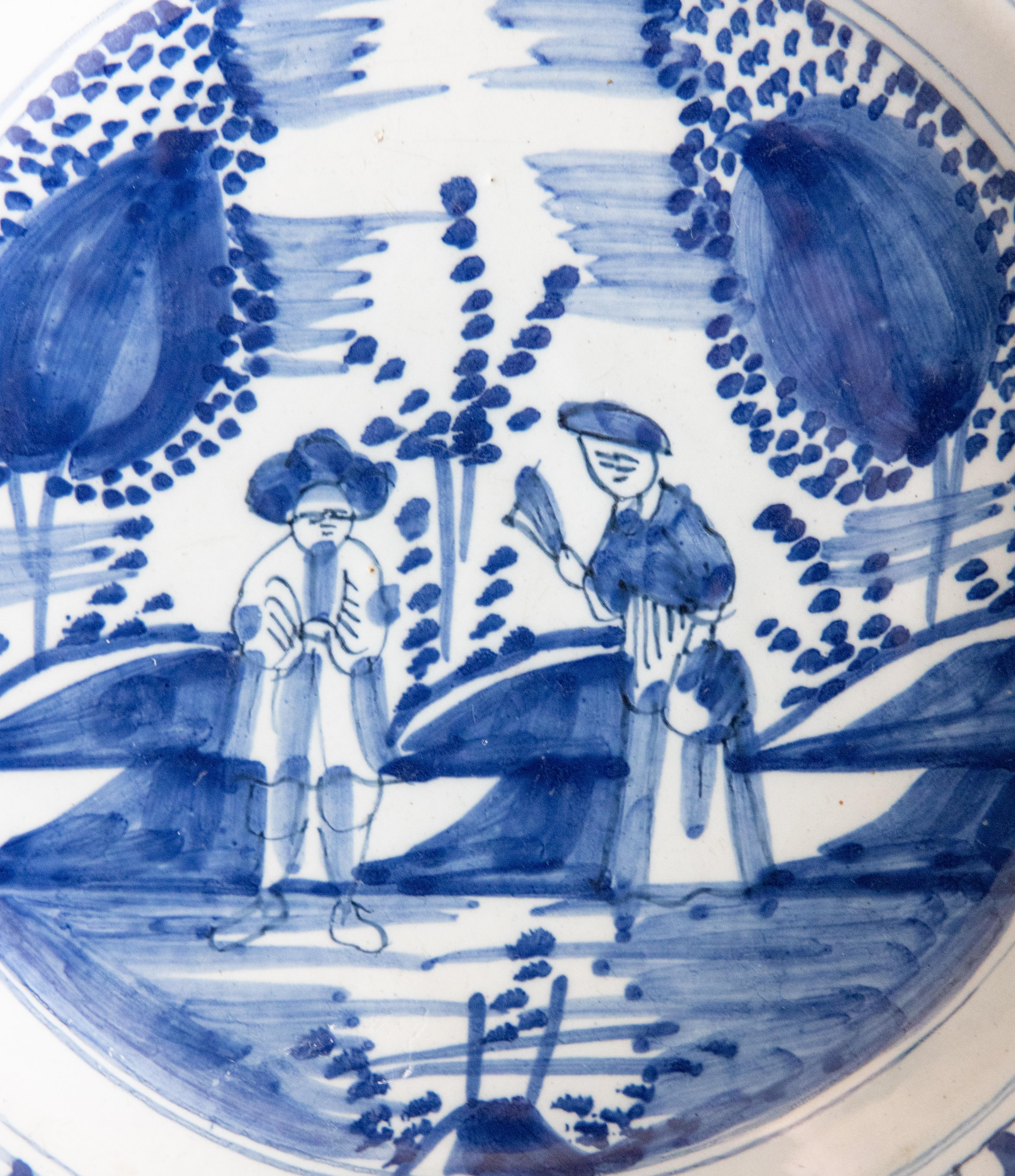Néerlandais Rare paire d'assiettes de Delft à figures du XVIIIe siècle de style Chinoiserie en vente