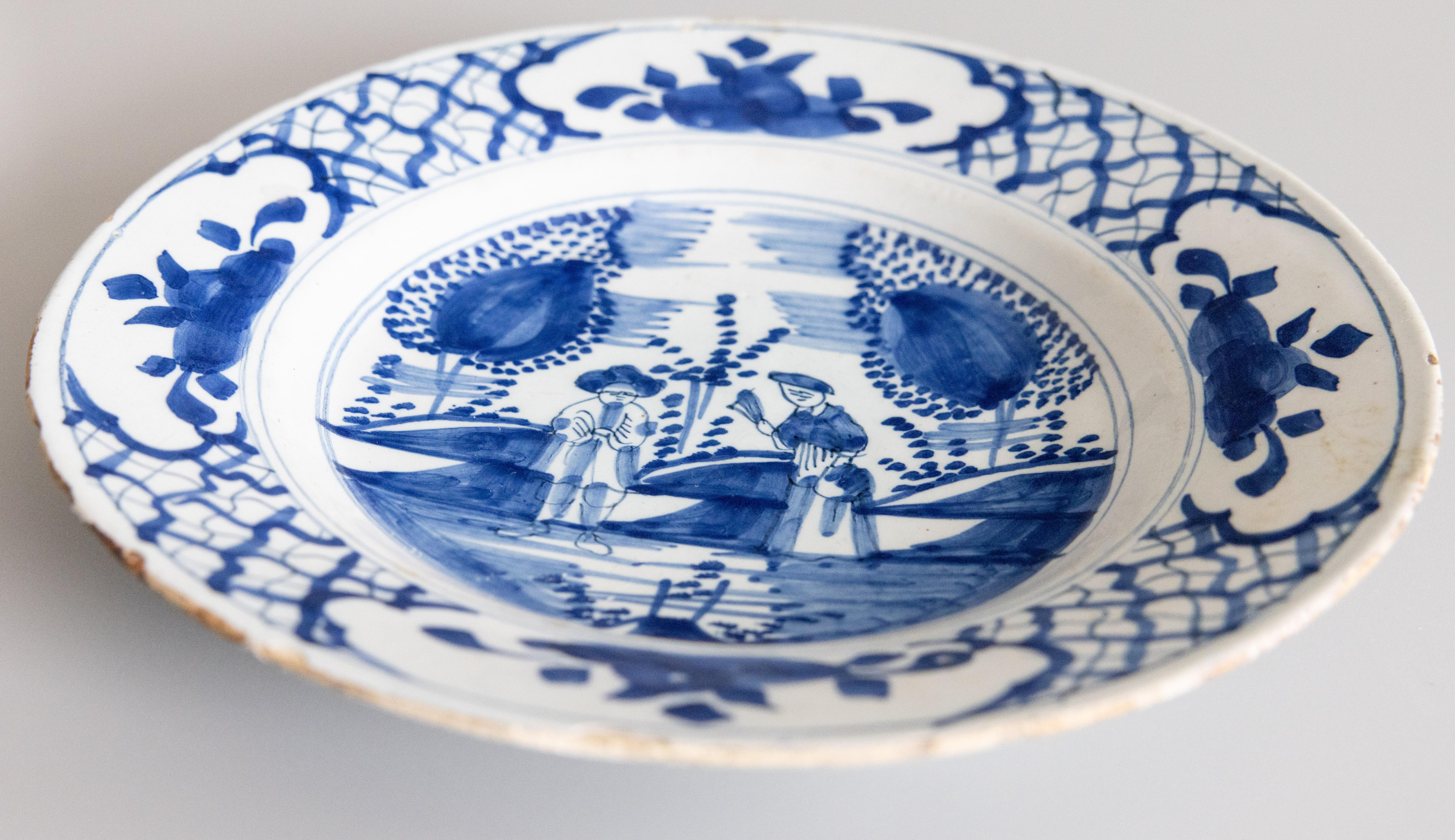 Cuit Rare paire d'assiettes de Delft à figures du XVIIIe siècle de style Chinoiserie en vente