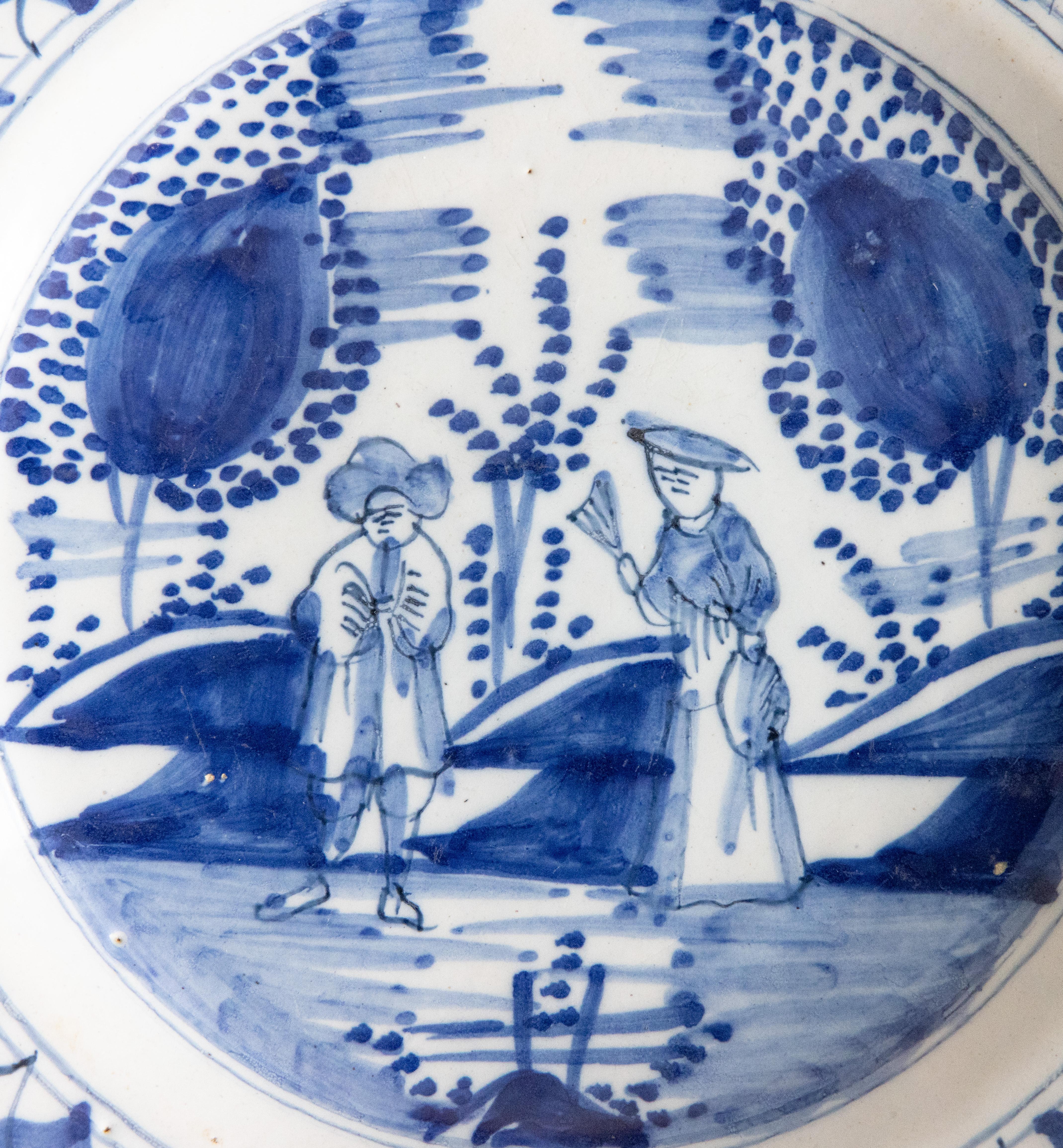 Céramique Rare paire d'assiettes de Delft à figures du XVIIIe siècle de style Chinoiserie en vente