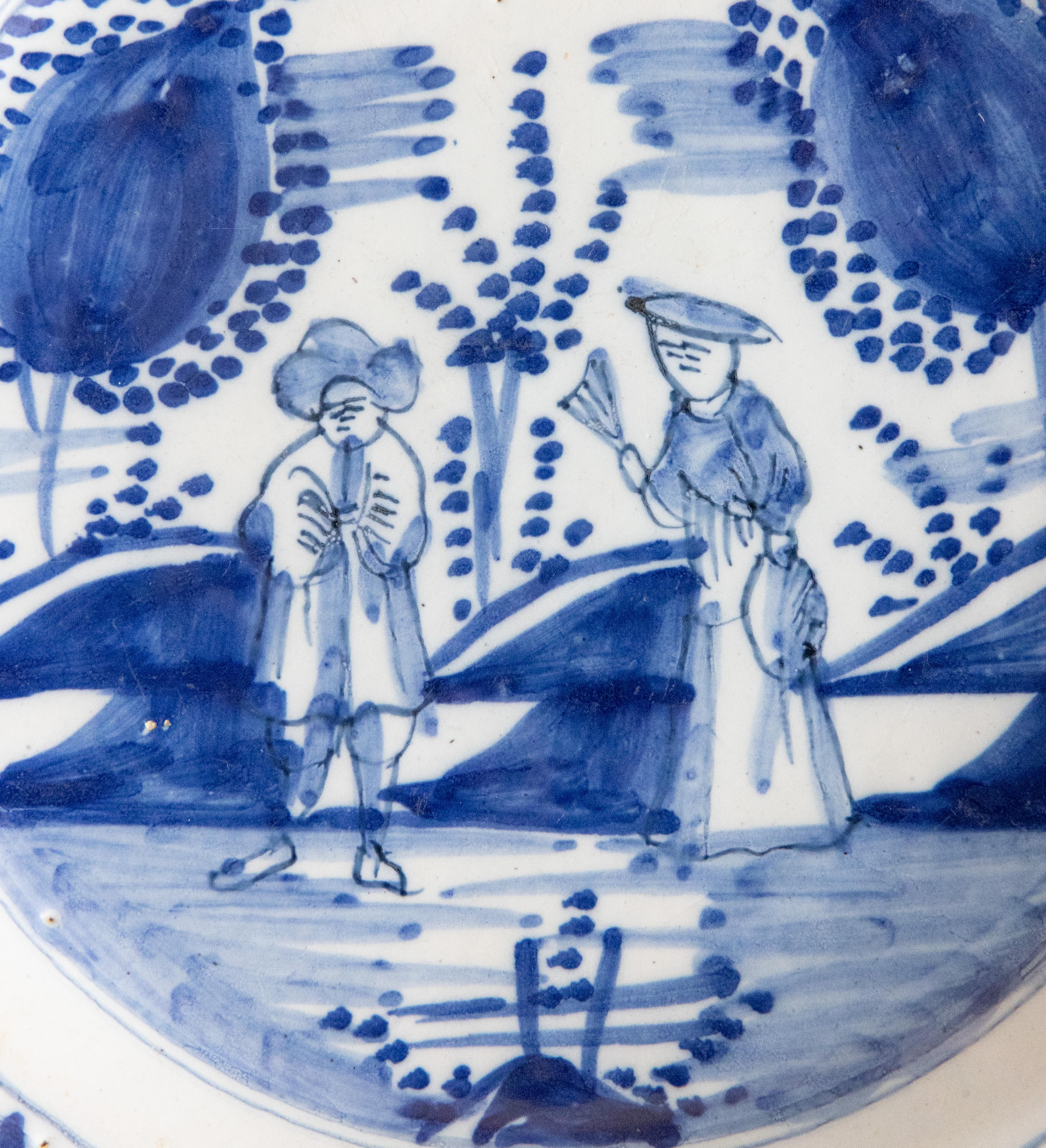 Rare paire d'assiettes de Delft à figures du XVIIIe siècle de style Chinoiserie en vente 1