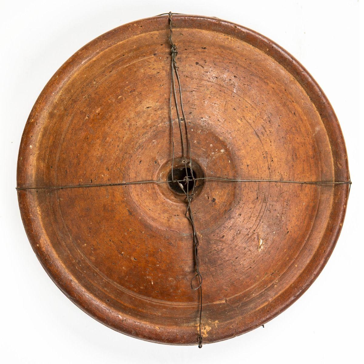 Assiette à poisson rare et décorative, fabriquée en faïence en 1749, présentant une surface magnifiquement émaillée et peinte à la main avec des représentations complexes de poissons, d'oiseaux et de motifs floraux. Le long du bord, on peut lire