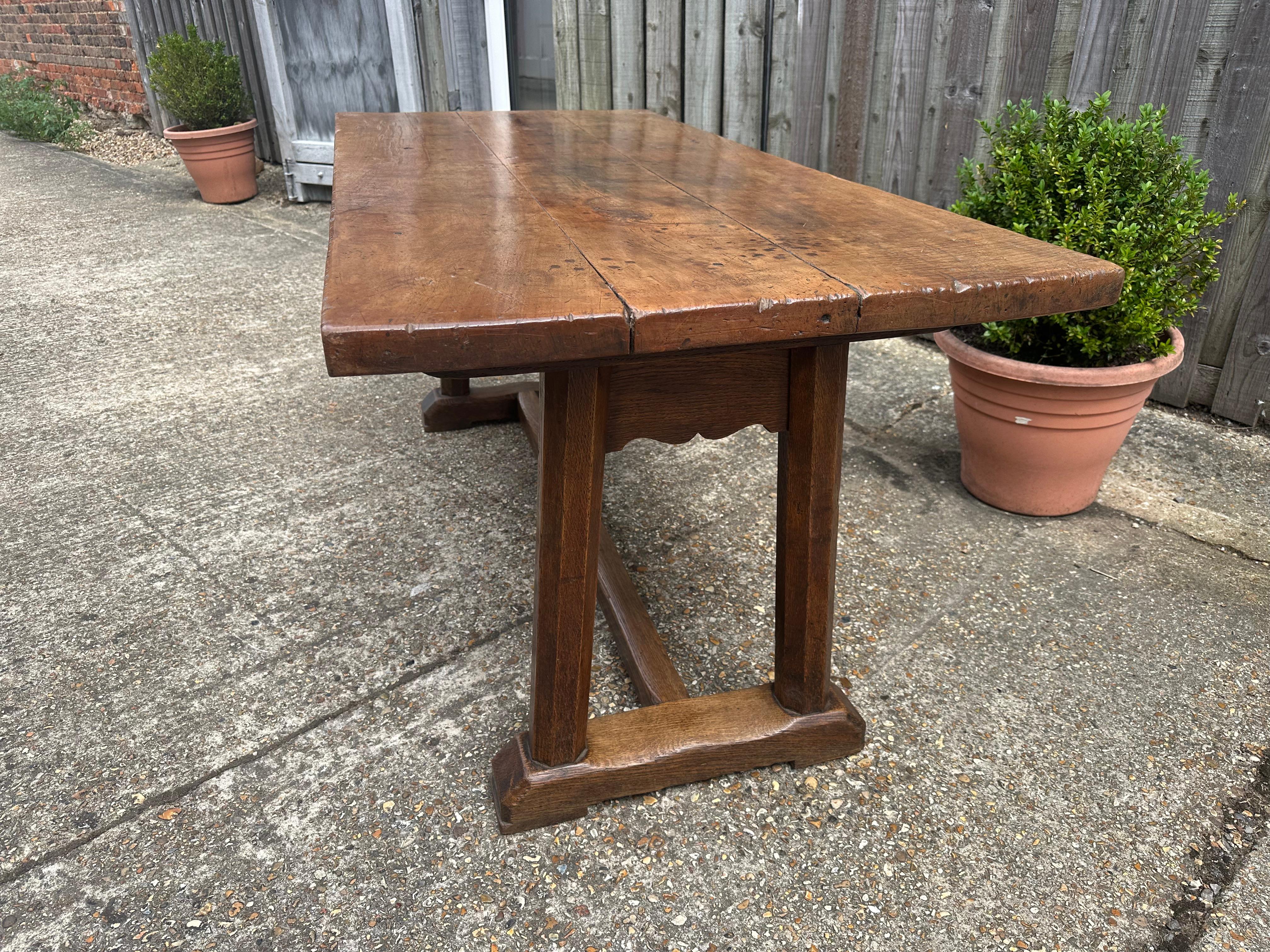 Poirier Rare table de salle à manger du 18e siècle en vente