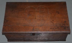 boîte à Bible du 18ème siècle en noyer sculpté à la main:: vers 1763