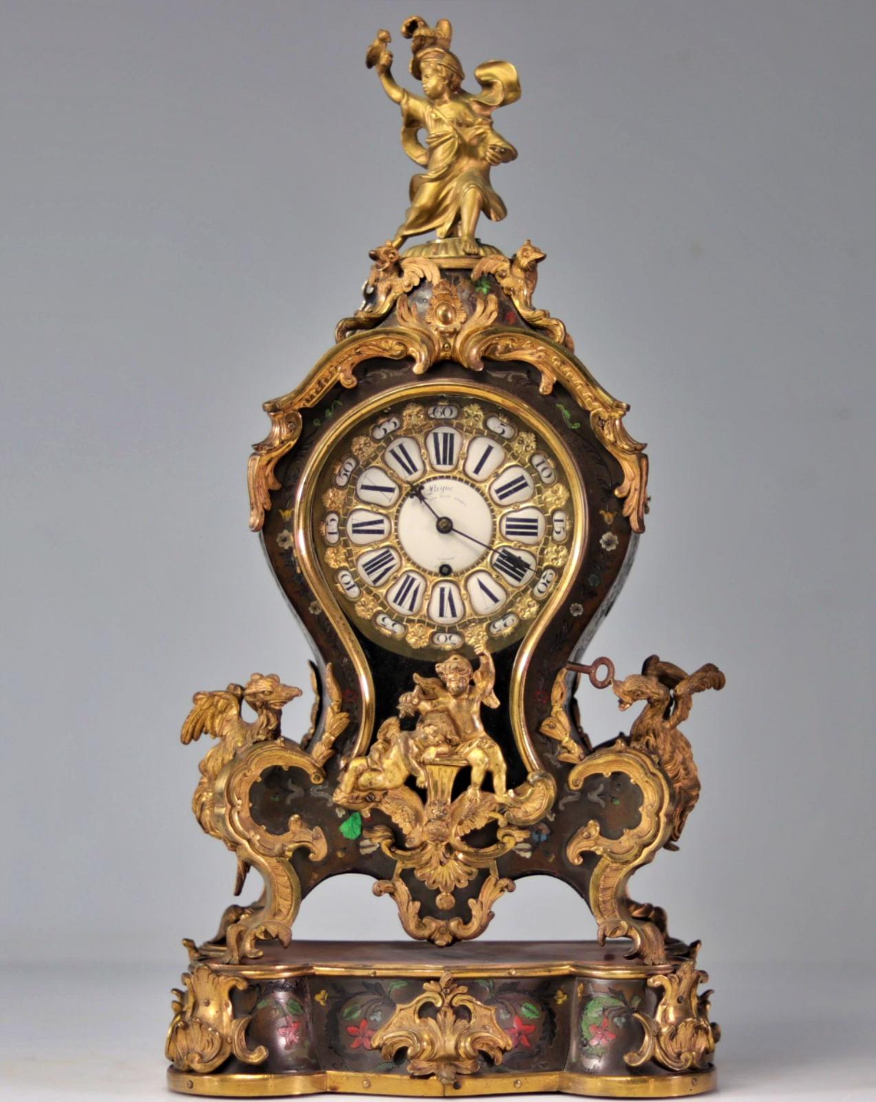 Rare horloge anglaise du 18e siècle 
Marqueterie
Poids : 9,20 kg 
Angleterre 
Dimensions : H 62cm L 31cm 

Très bon état.
