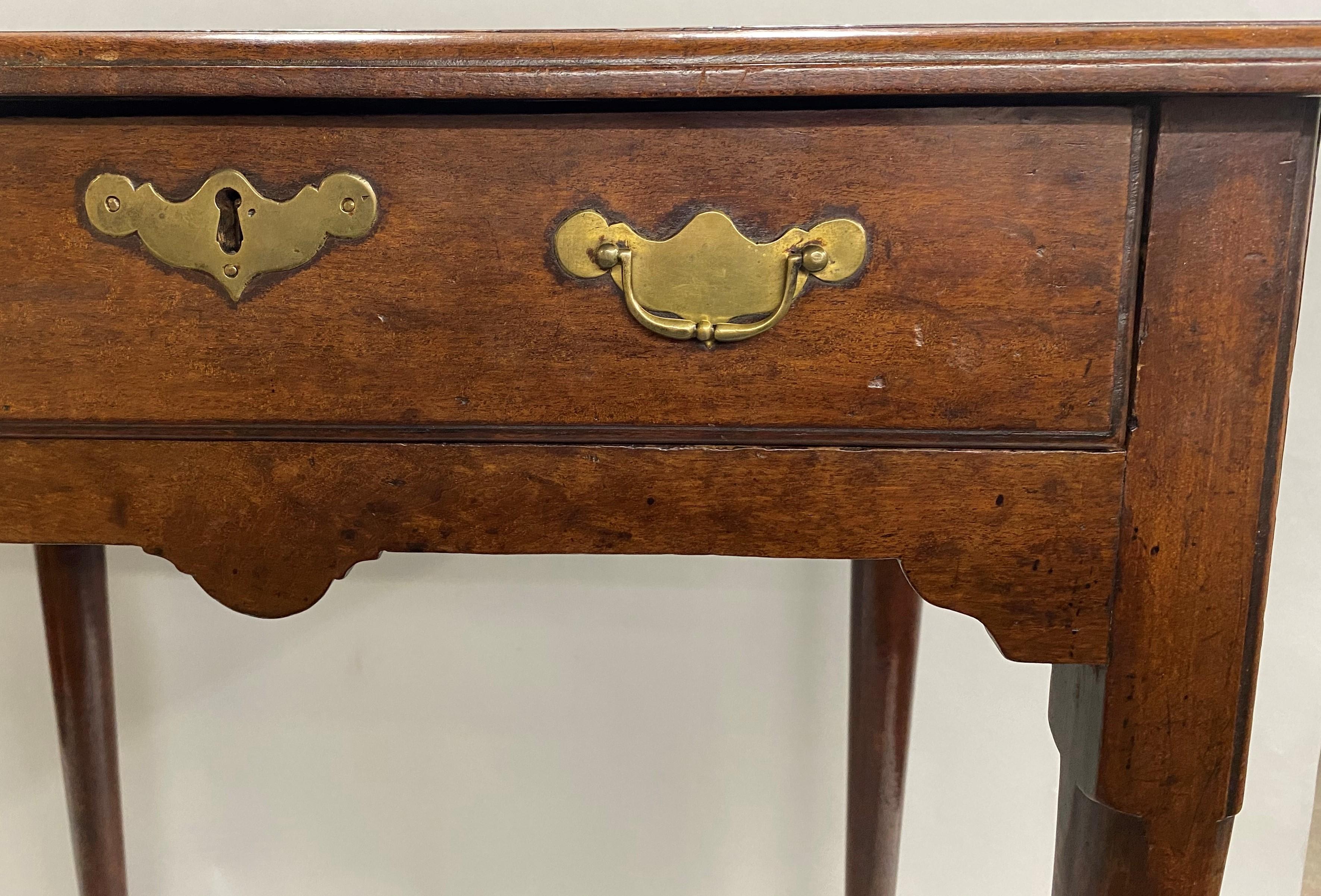 Rare 18th Century English Table in Walnut with Pinched Top Corners In Good Condition In Milford, NH