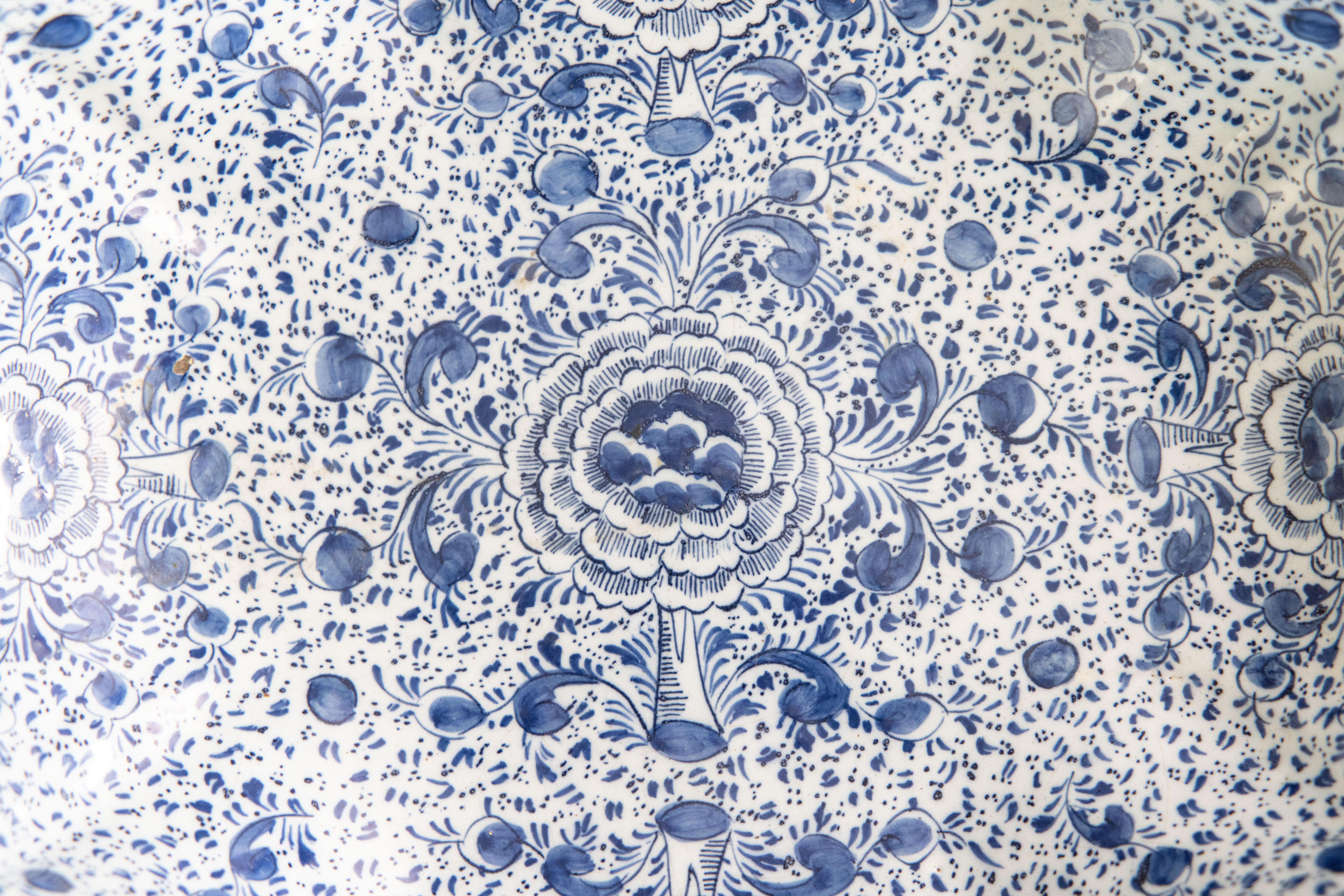 Rare 18th Century Dutch Delft Faience Floral Patterned Lobed Dish Bowl In Good Condition For Sale In Pearland, TX