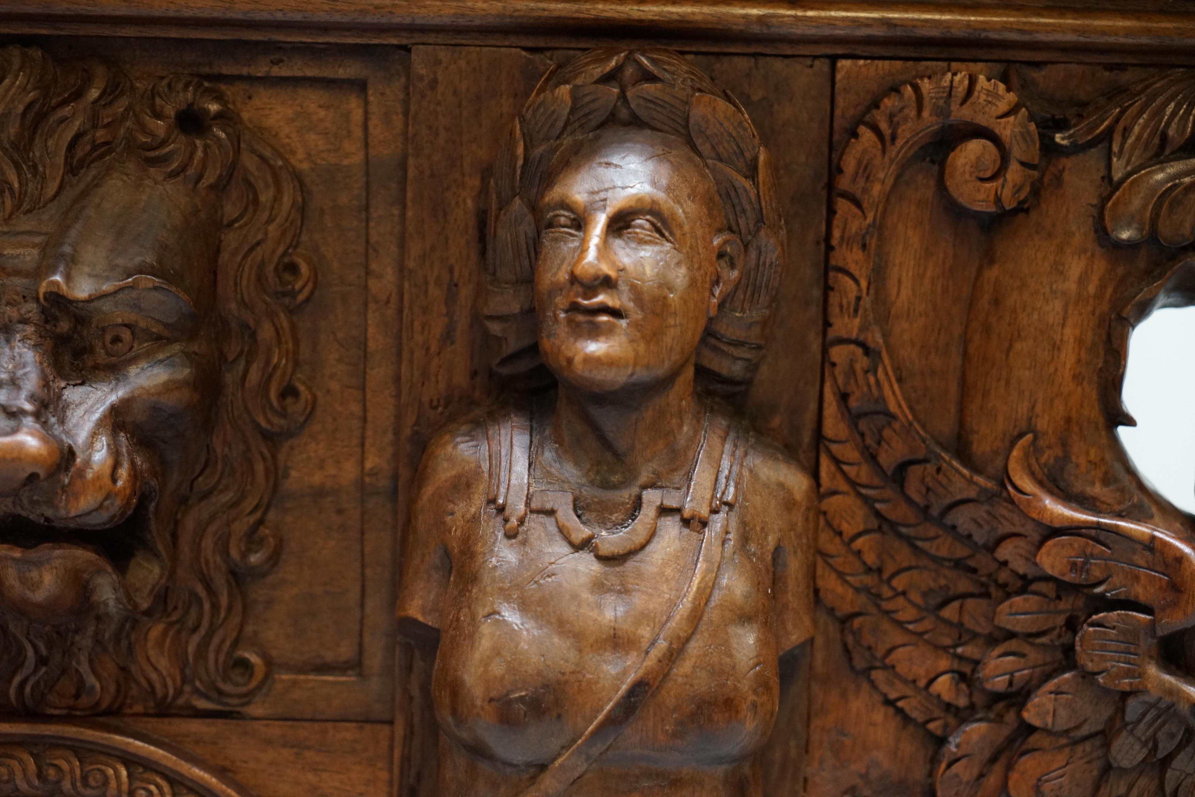 Rare table haute à rallonge du 18e siècle en noyer français de la Renaissance lourdement sculptée en vente 2