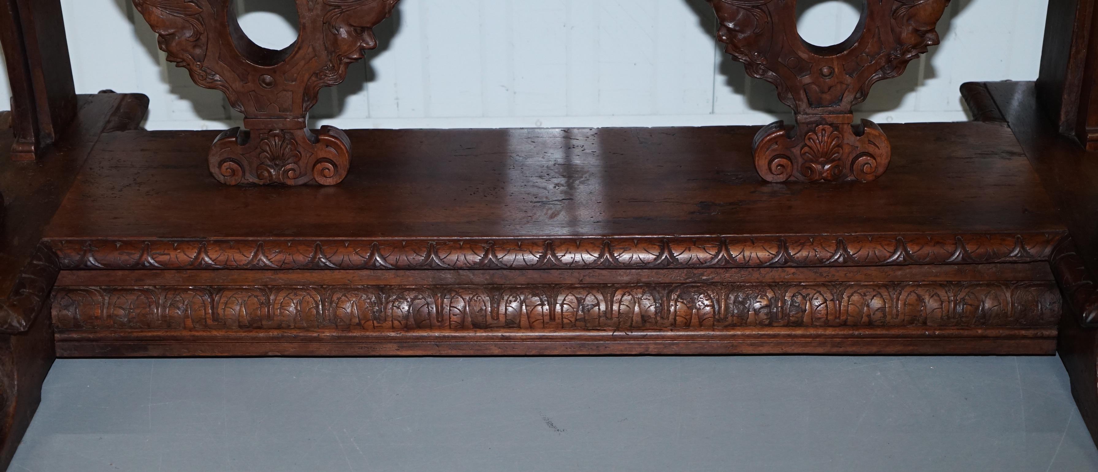 Rare table haute à rallonge du 18e siècle en noyer français de la Renaissance lourdement sculptée en vente 3