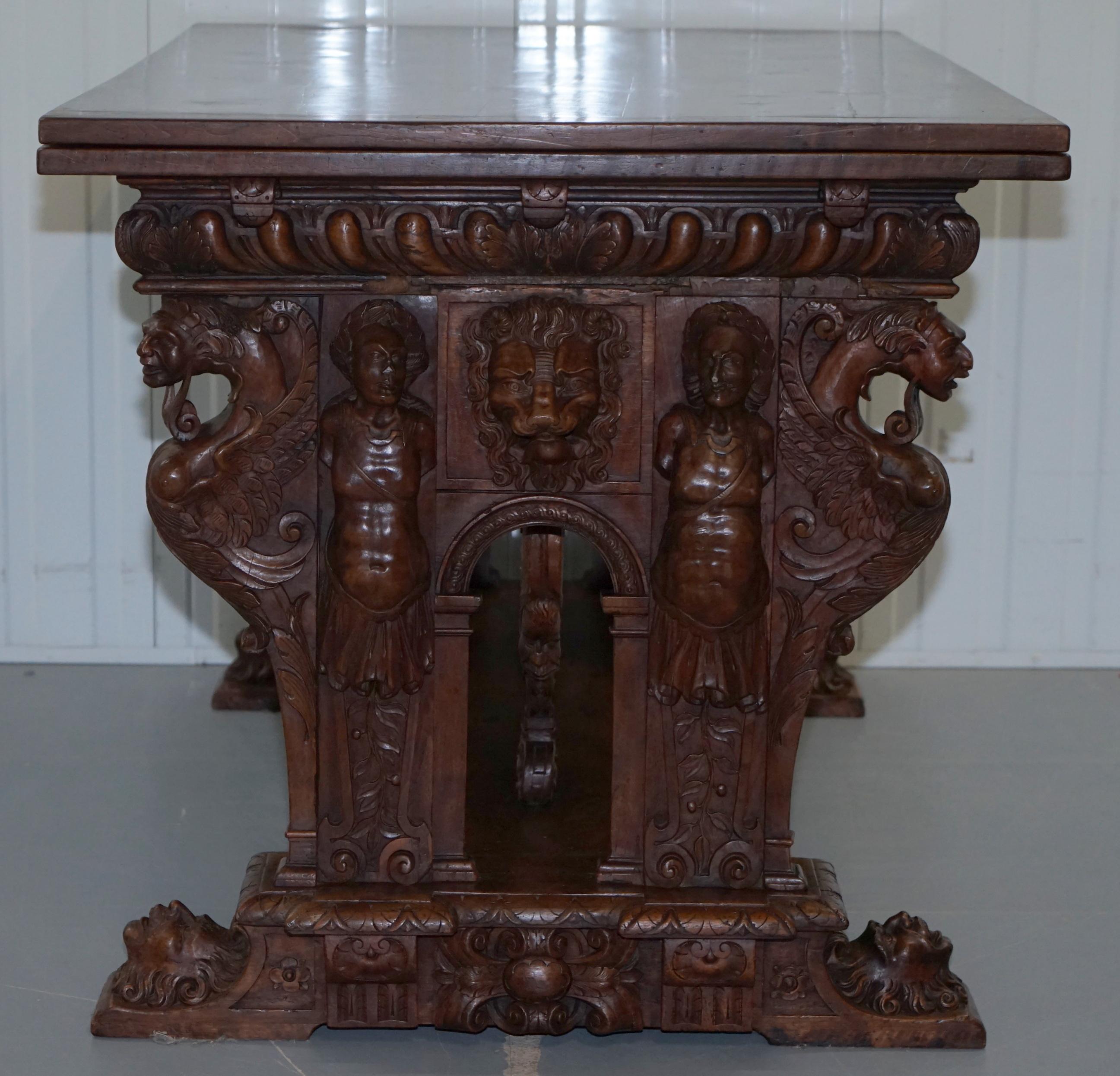 Rare table haute à rallonge du 18e siècle en noyer français de la Renaissance lourdement sculptée en vente 4