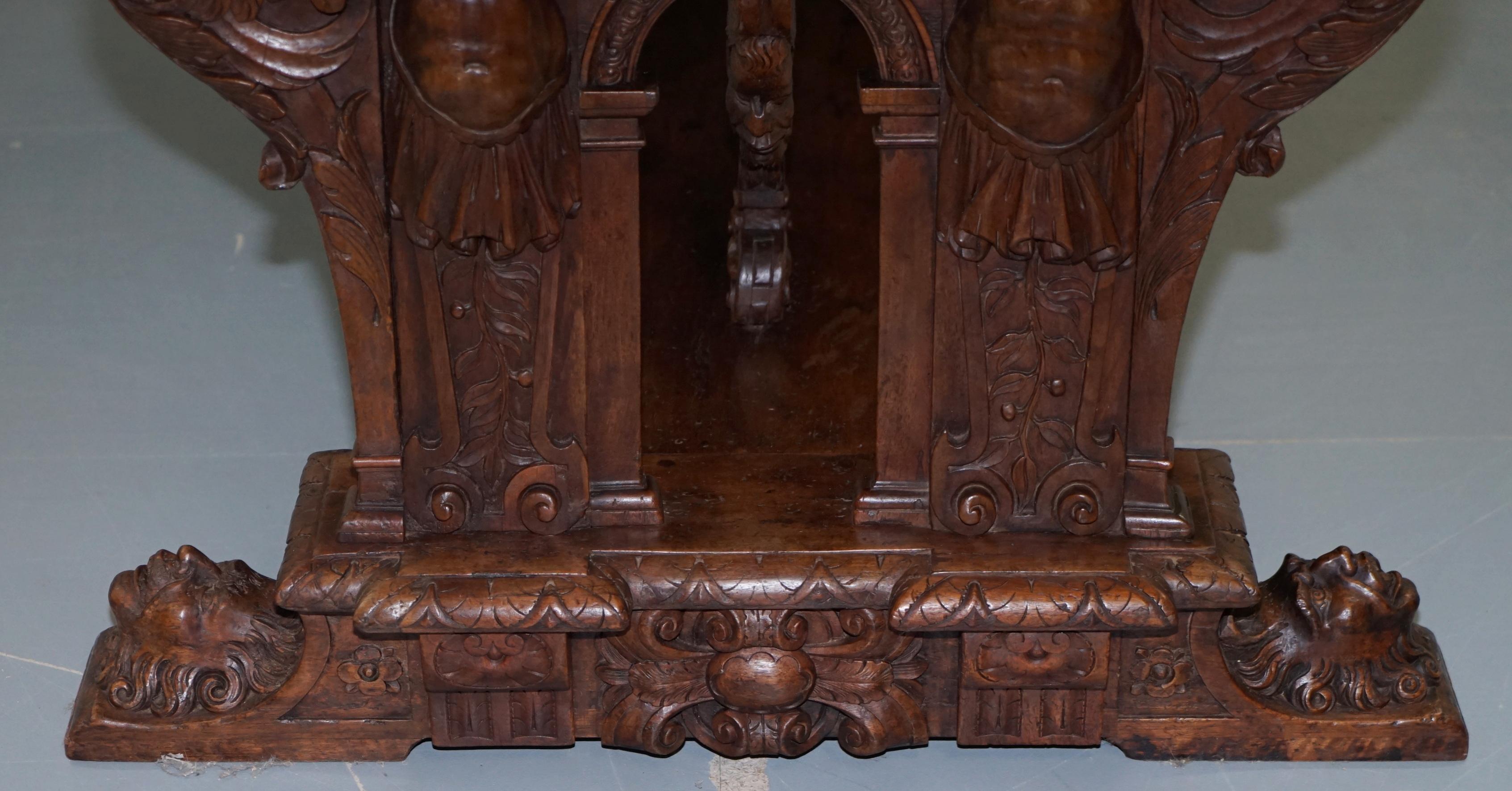 Rare table haute à rallonge du 18e siècle en noyer français de la Renaissance lourdement sculptée en vente 5