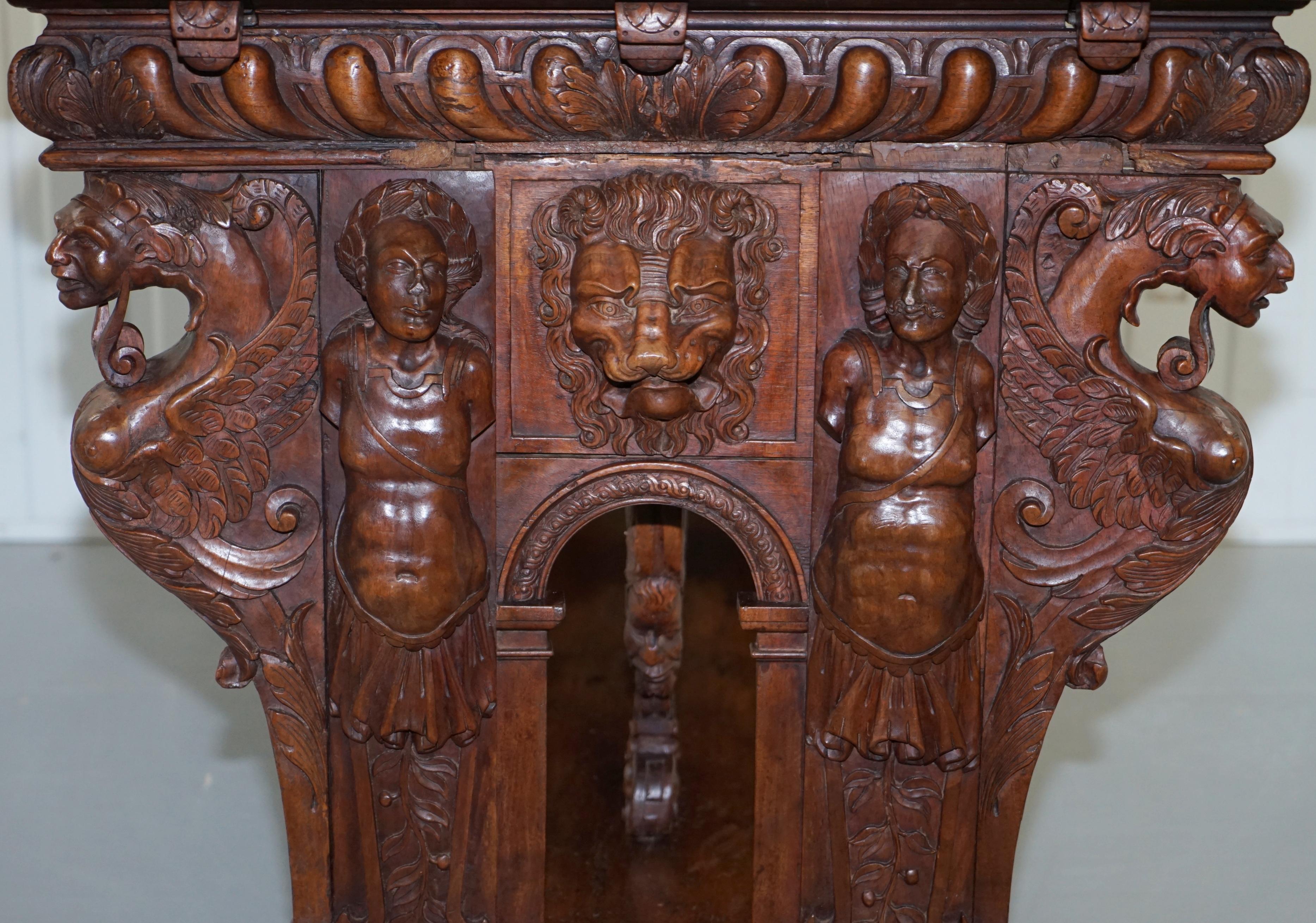 Rare table haute à rallonge du 18e siècle en noyer français de la Renaissance lourdement sculptée en vente 6