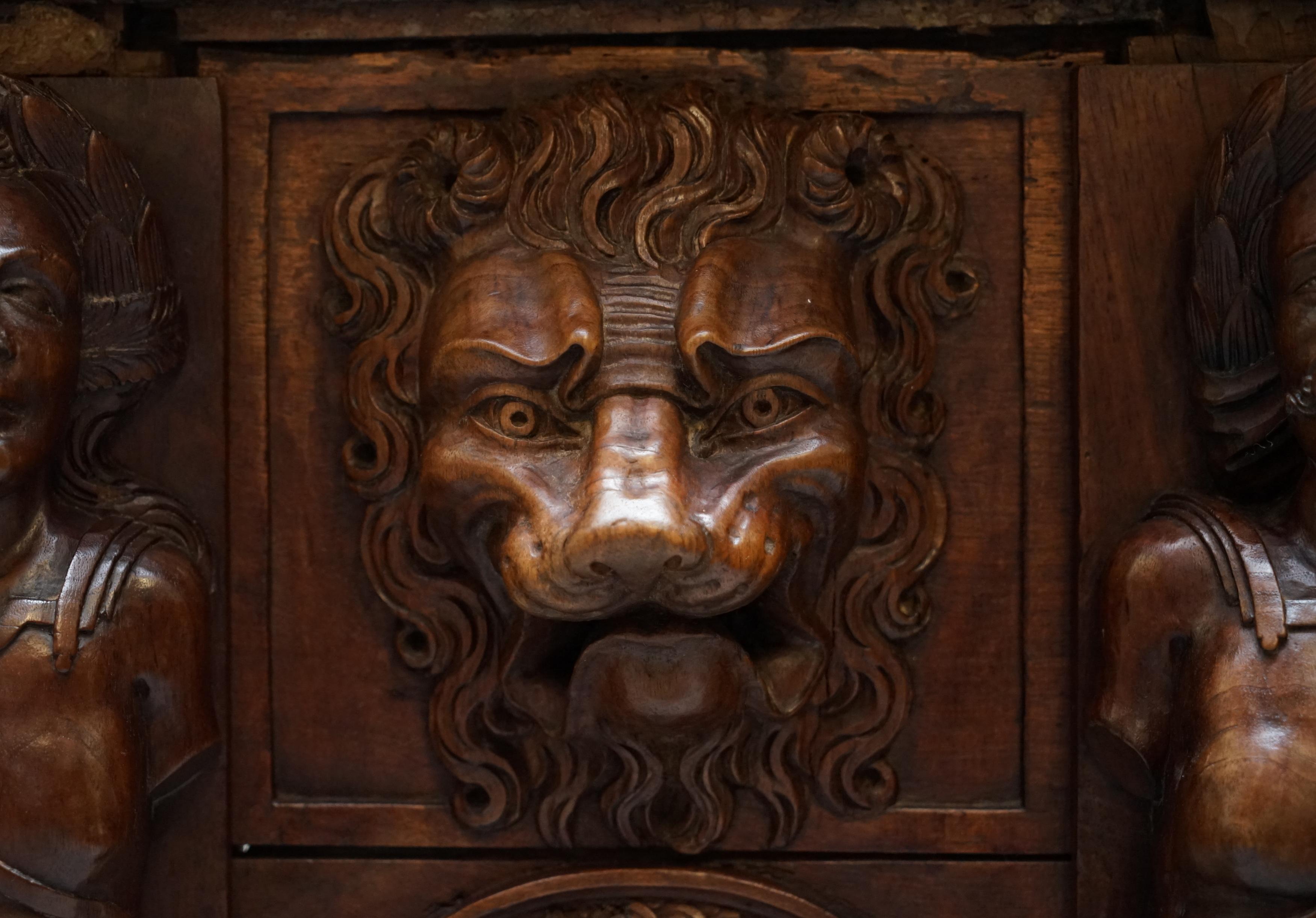 Rare table haute à rallonge du 18e siècle en noyer français de la Renaissance lourdement sculptée en vente 7