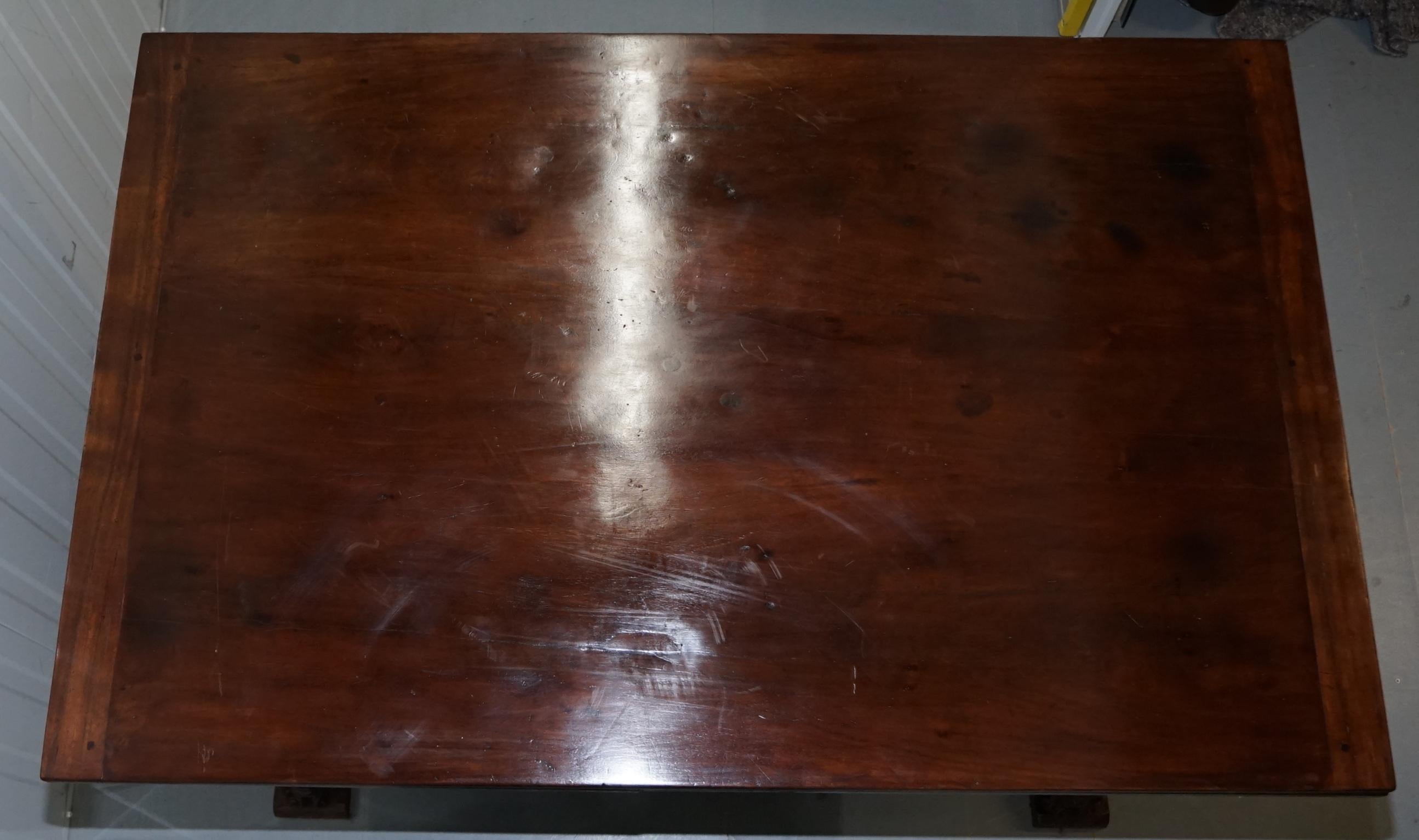 Rare table haute à rallonge du 18e siècle en noyer français de la Renaissance lourdement sculptée en vente 8
