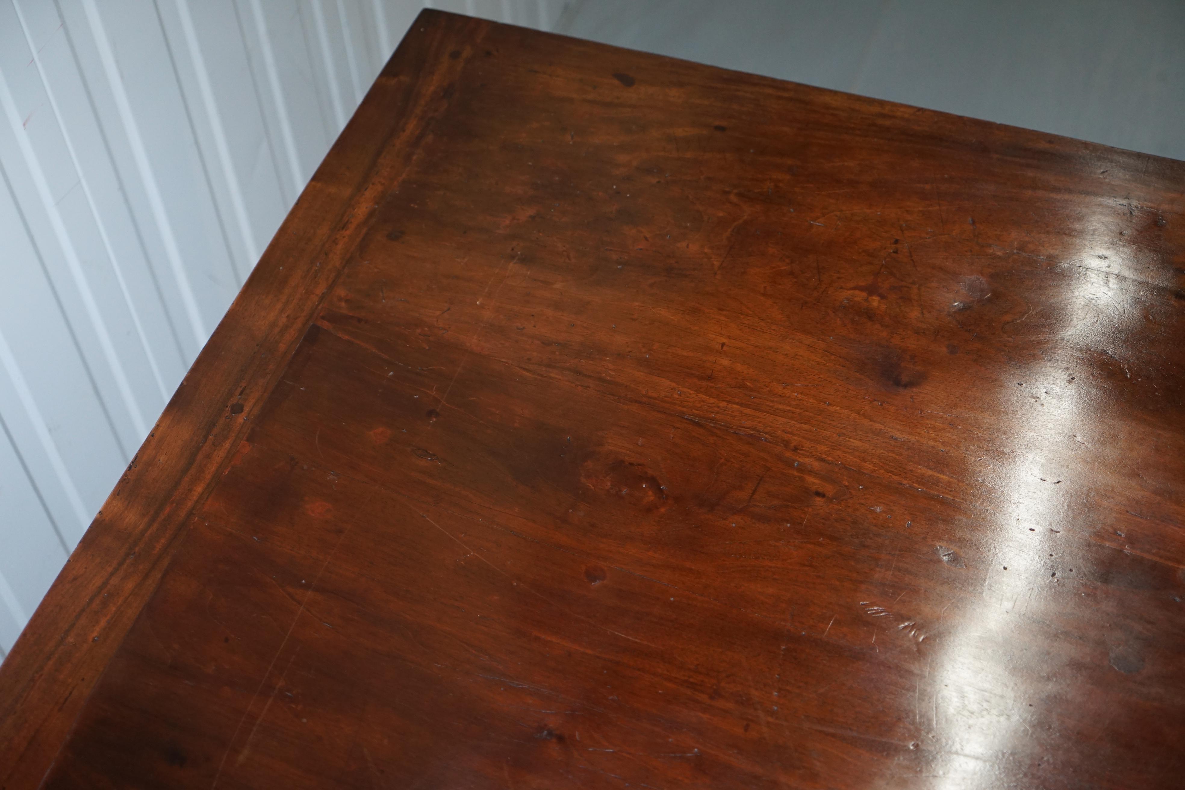 Rare table haute à rallonge du 18e siècle en noyer français de la Renaissance lourdement sculptée en vente 9