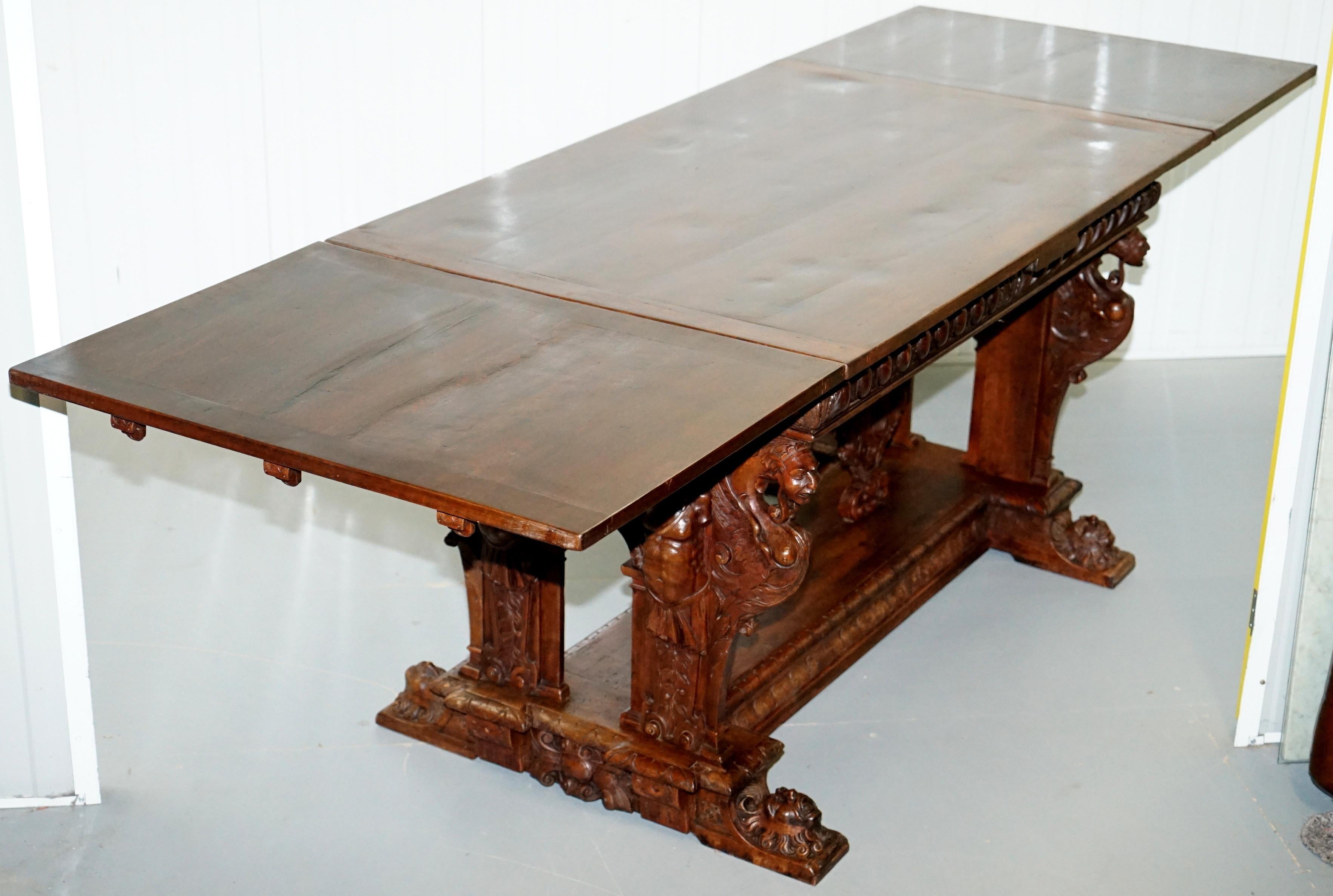 Rare table haute à rallonge du 18e siècle en noyer français de la Renaissance lourdement sculptée en vente 11