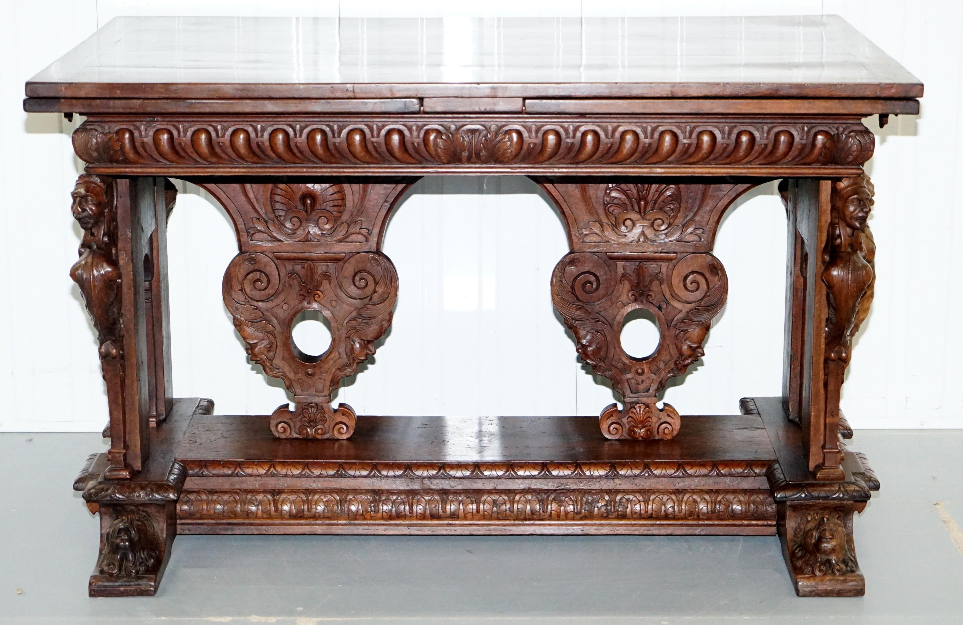 Nous avons le plaisir d'offrir à la vente cette exceptionnelle table à rallonge en noyer de la Renaissance française du début du XVIIIe siècle, dans le style de Jacques Androuet du Cerceau et de Hugues Sambin.

Cette table est lourdement sculptée